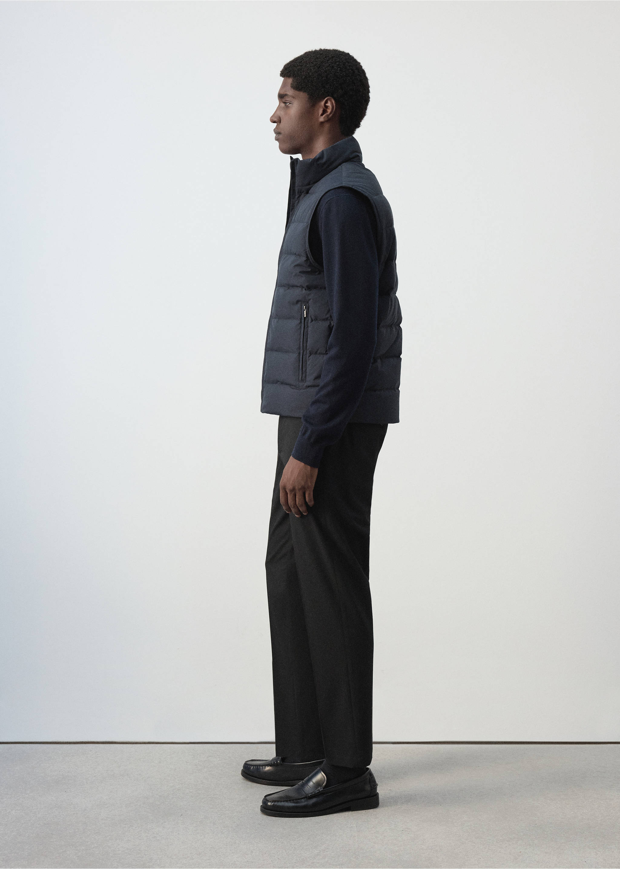 Water-repellent down quilted vest - Details of the article 2, Night Blue. Ref: 37066321-00.