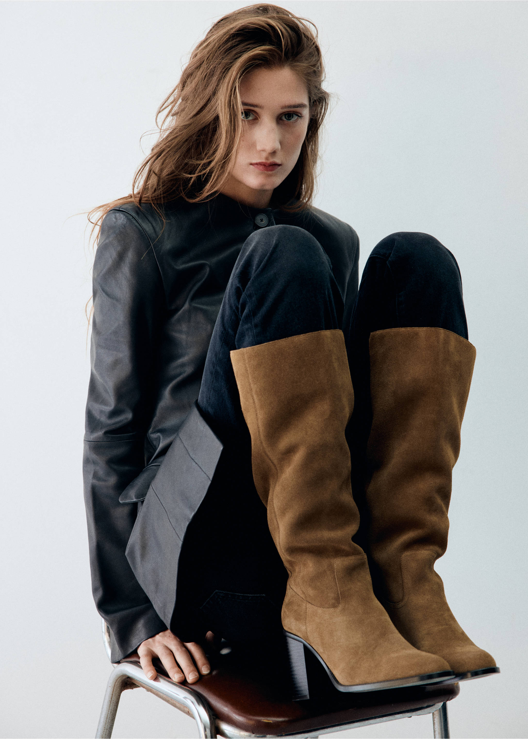 Suede ankle boot with heel - Details of the article 9, Tobacco Brown. Ref: 37066325-00.