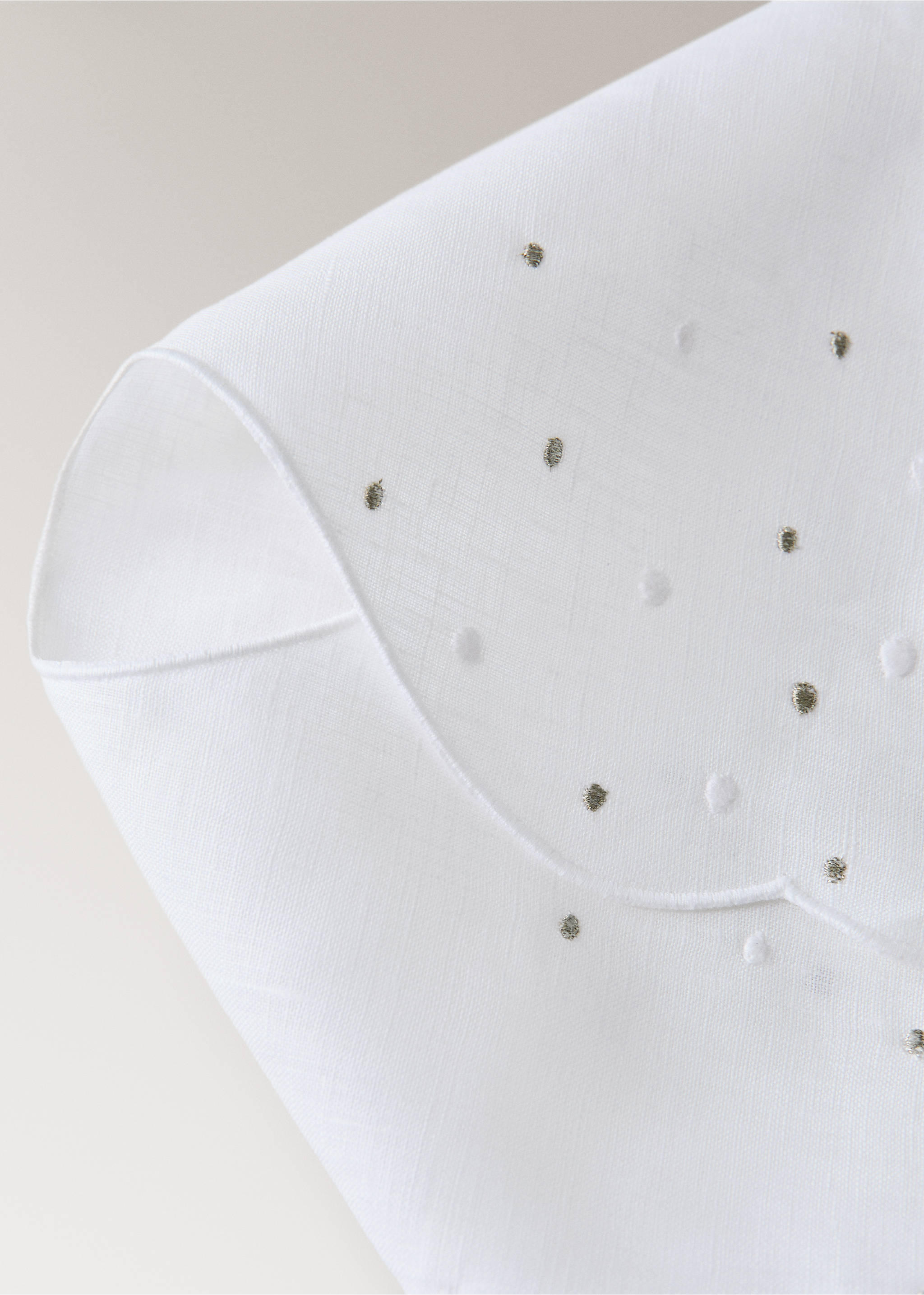 Servilleta blanca con borde festoneado y estampado de lunares metalizados., Blanco. Ref: 37066332-00.