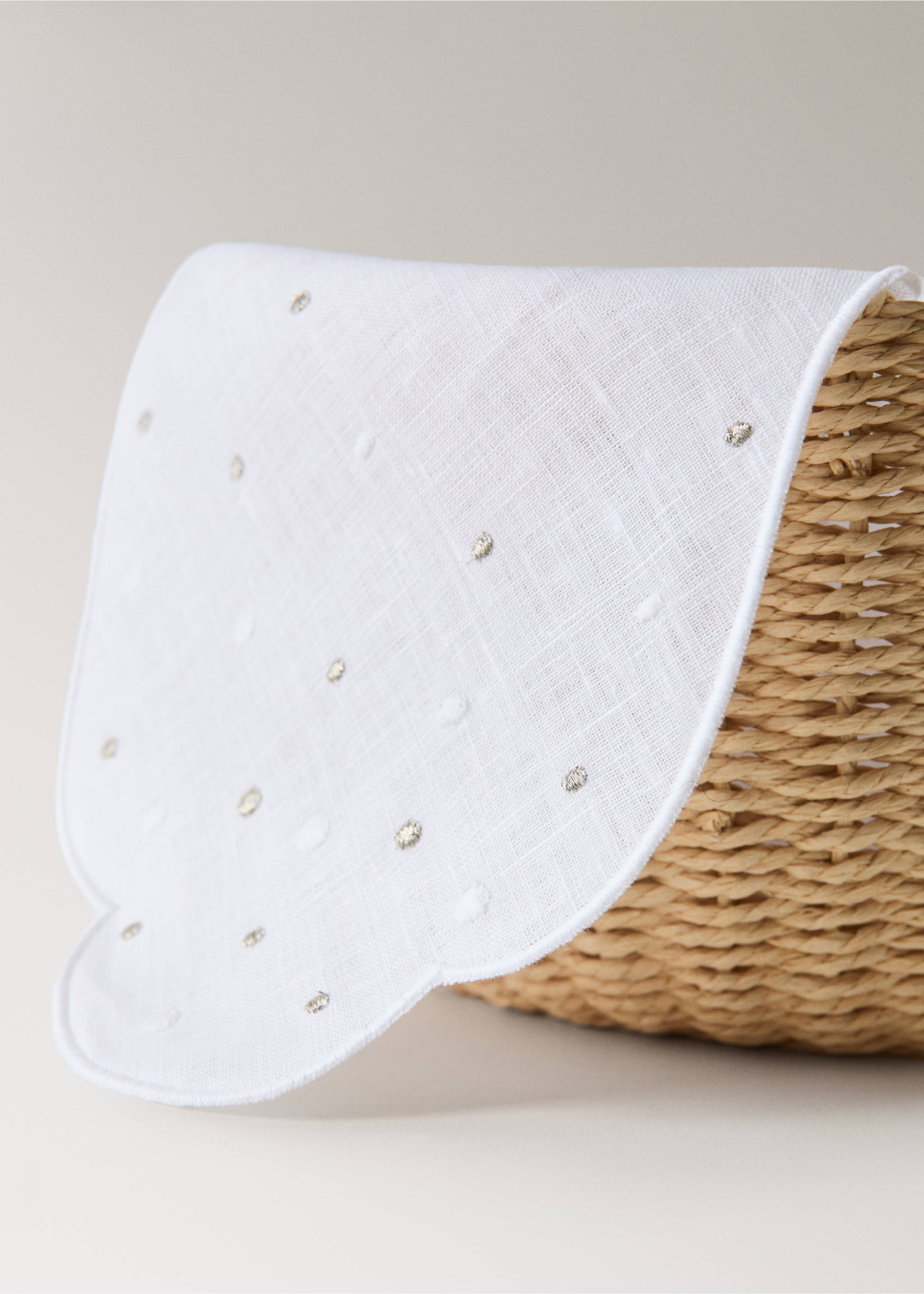 Servilleta blanca con bordes ondas y detalles de topitos metálicos plateados., Blanco. Ref: 37066332-00.