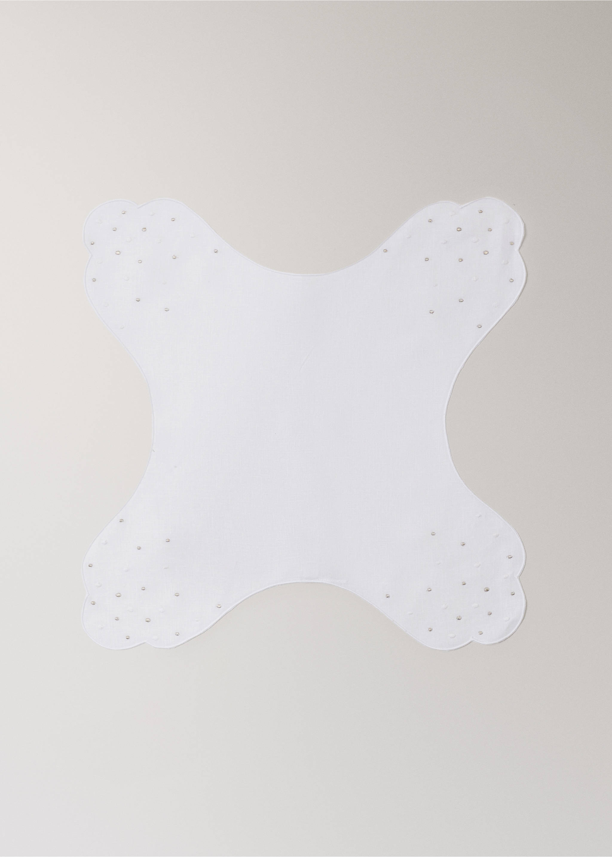 Servilleta blanca con bordes festoneados y abalorios., Blanco. Ref: 37066332-00.