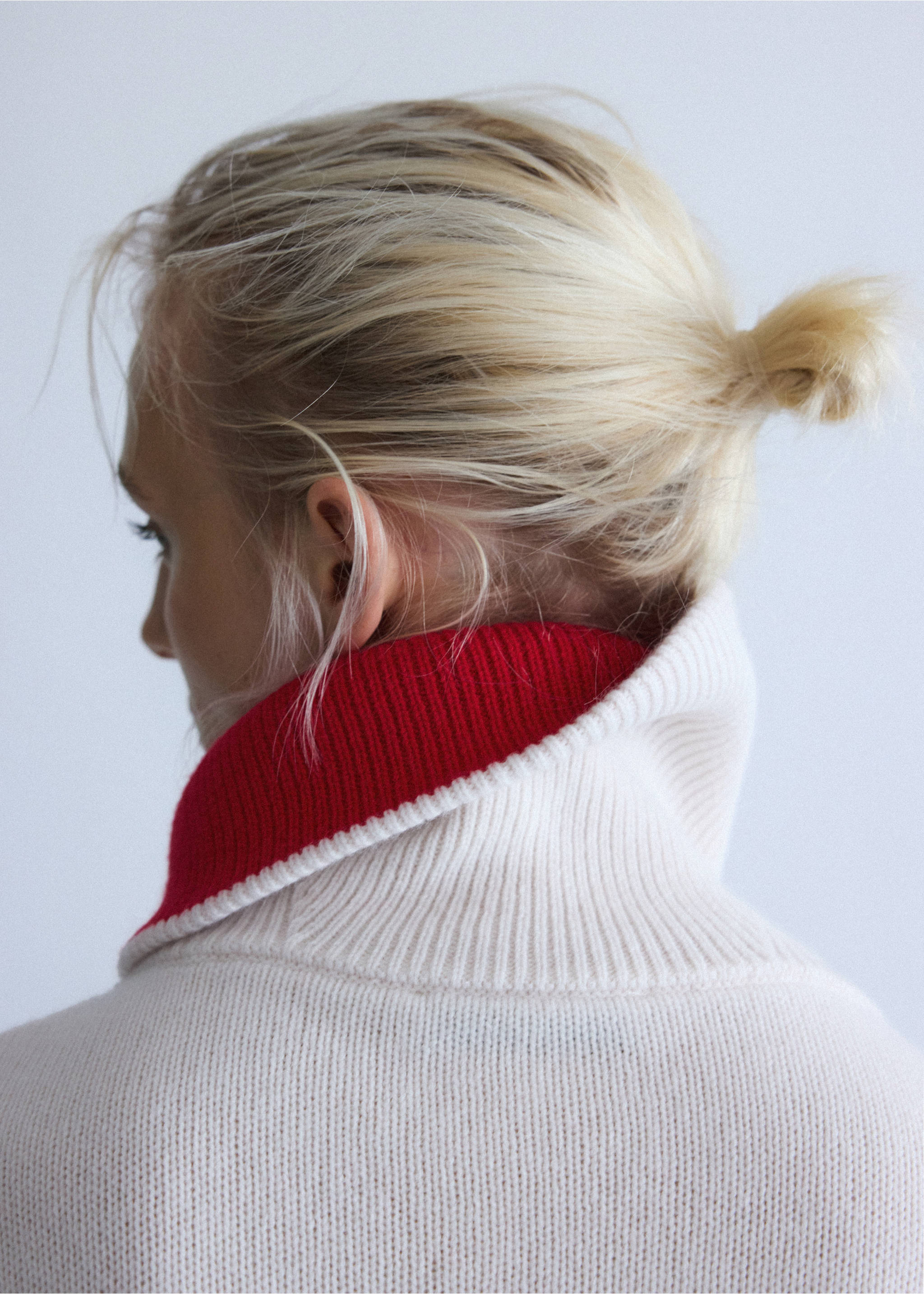 Wool sweater with contrast collar - Details of the article 1, Off White. Ref: 37066363-00.
