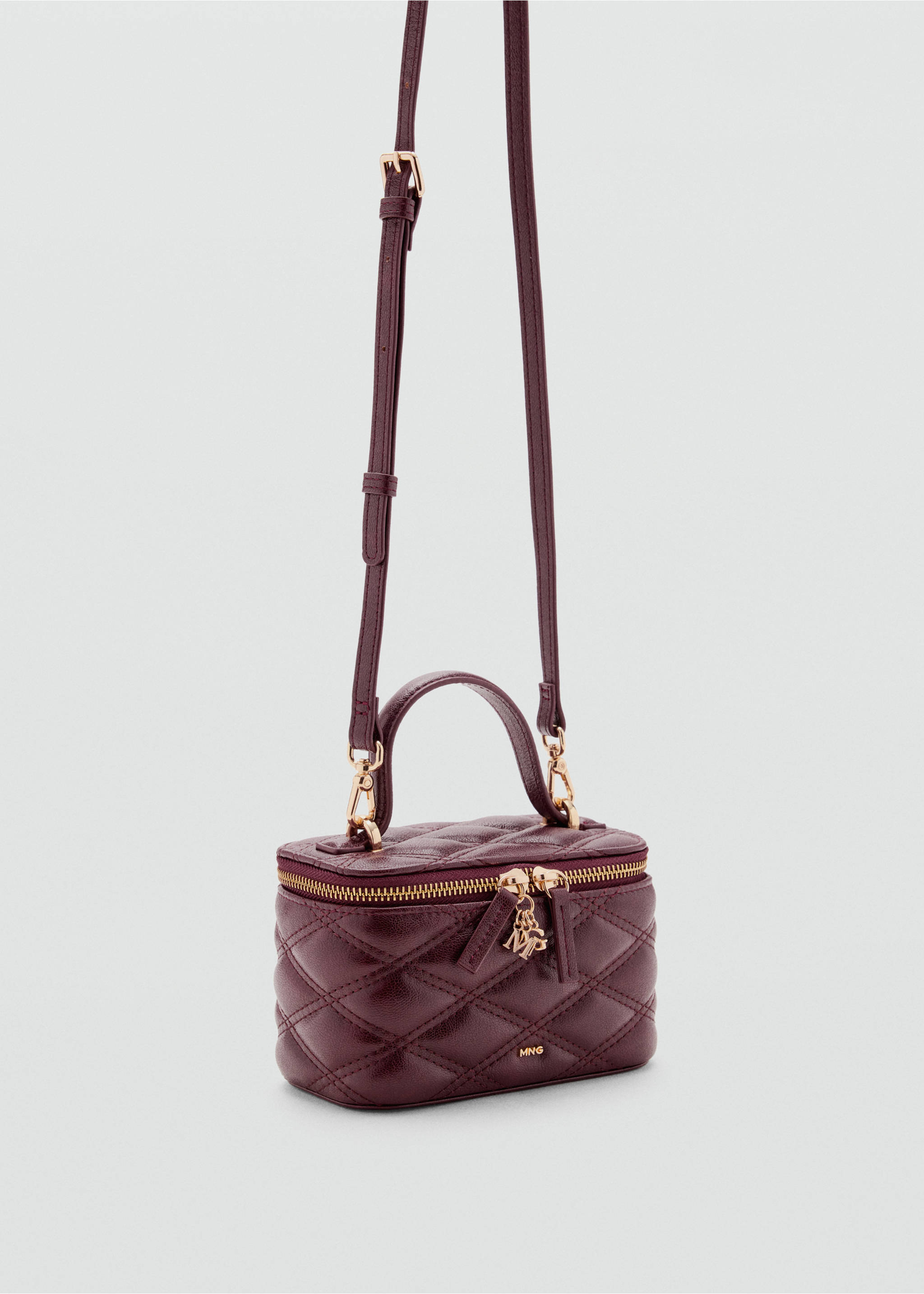 Burgundy quilted vanity bag with gold hardware and a shoulder strap., Cherry. Ref: 37066365-00.