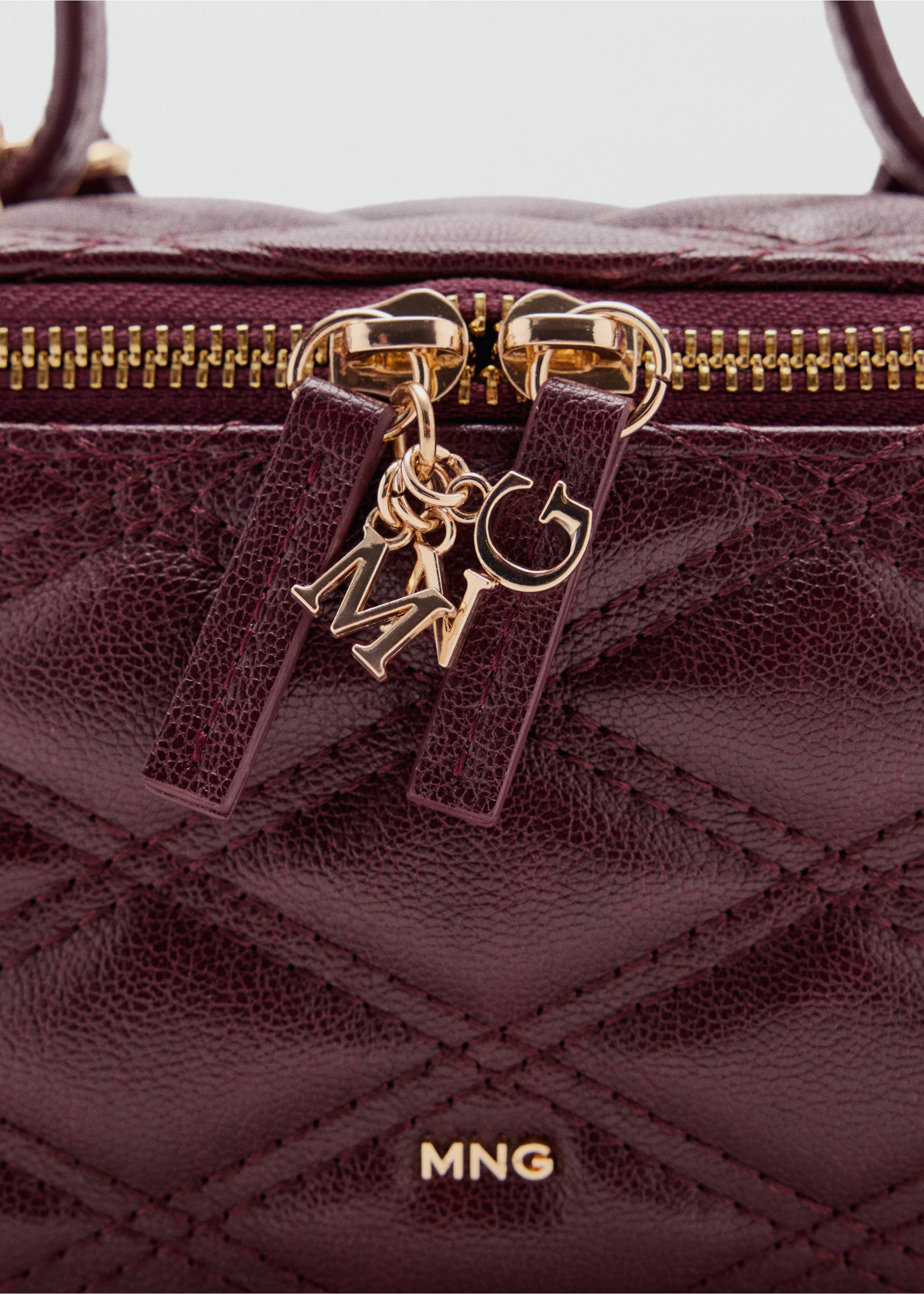 Burgundy quilted vanity case detail with gold zip and charms., Cherry. Ref: 37066365-00.