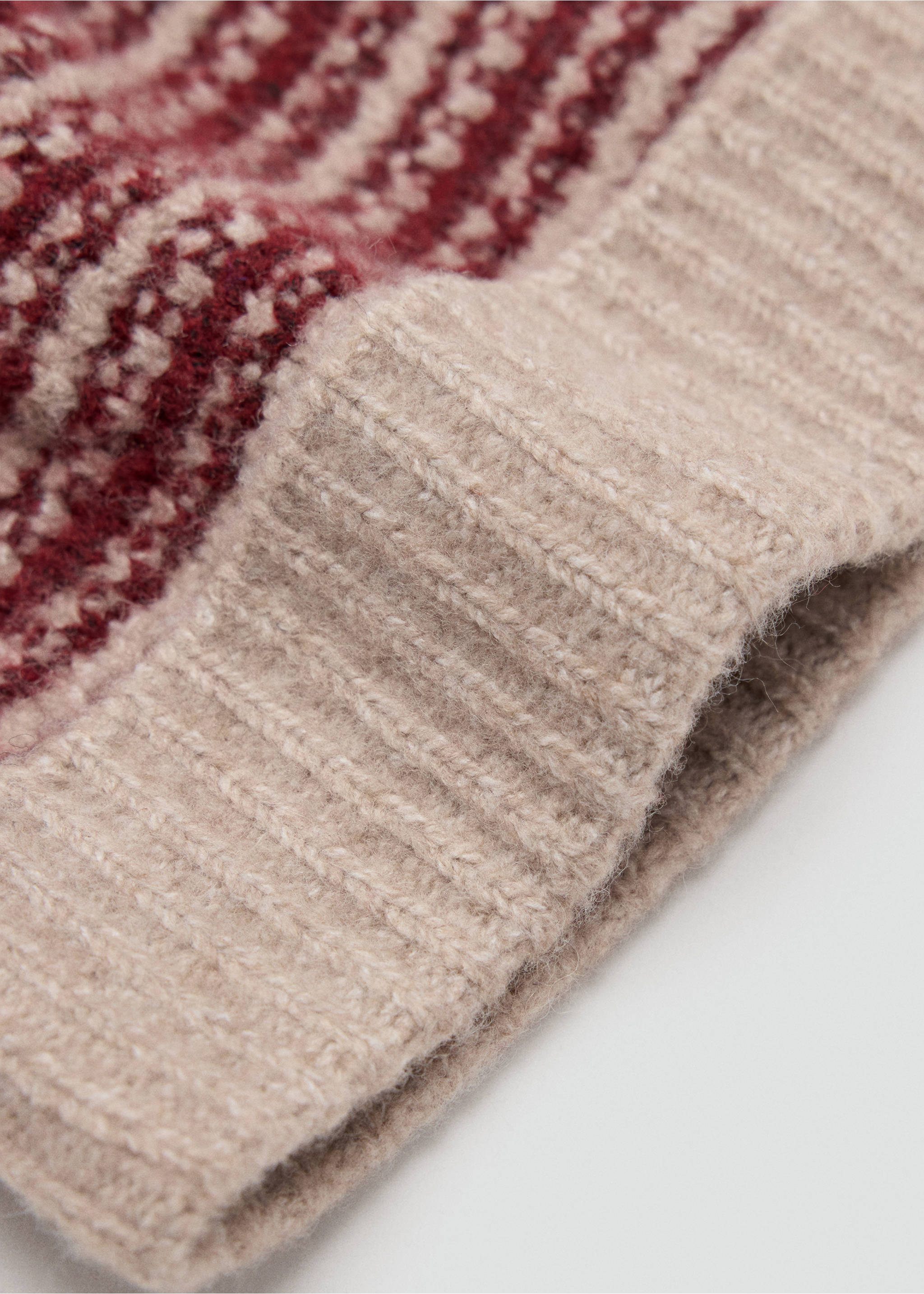 Beige and deep red patterned knit beanie featuring a ribbed fold-over brim., Maroon. Ref: 37066367-00.