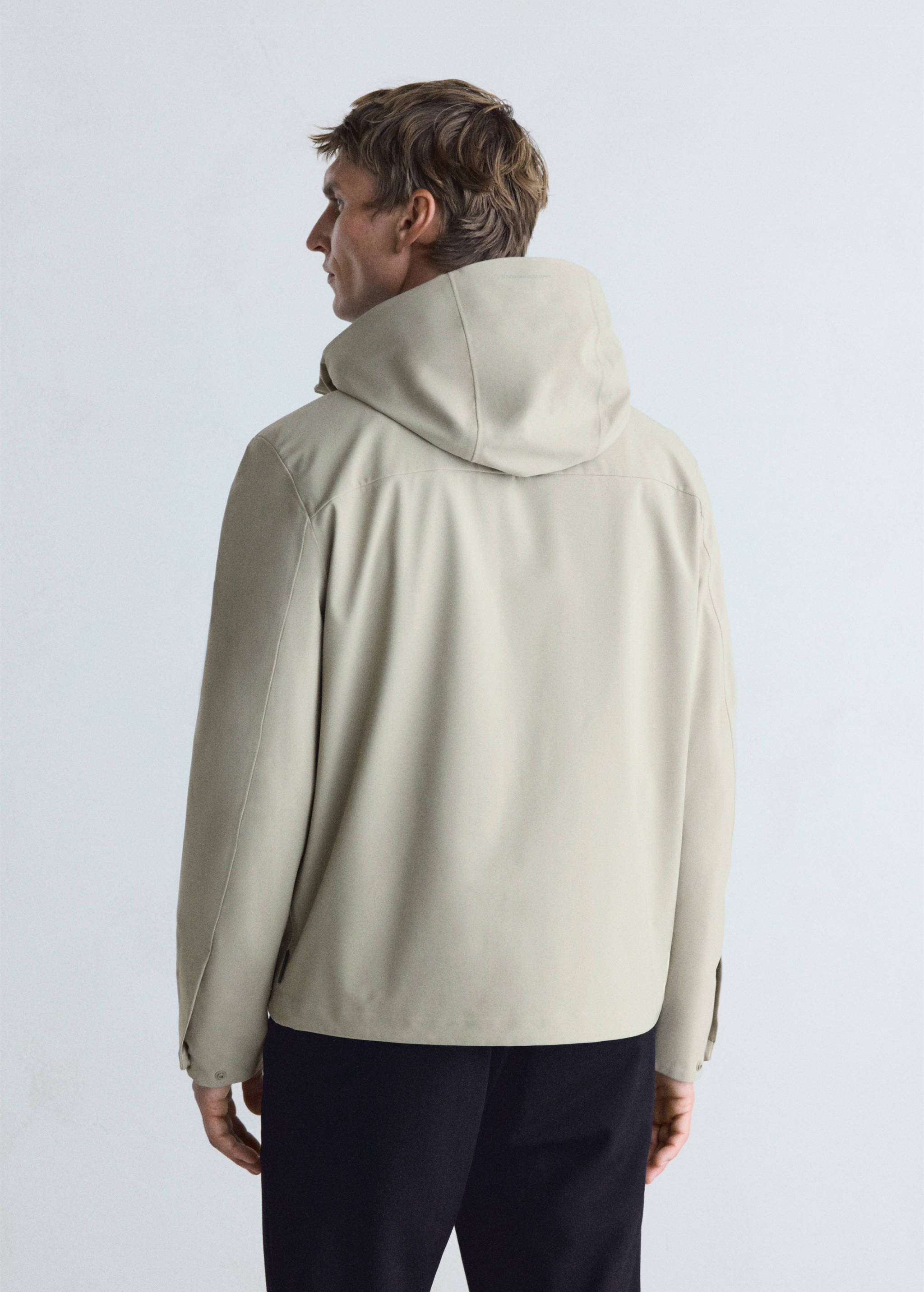 Jacket storm - Reverse of the article