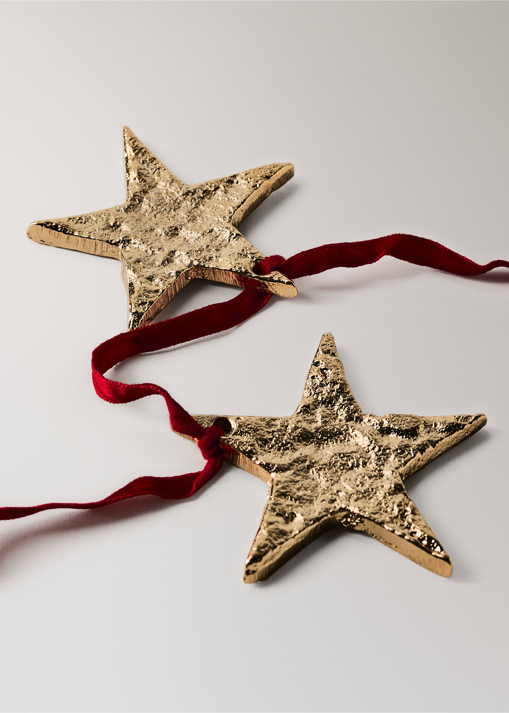 Textured gold star garland with a dark red velvet ribbon., Gold. Ref: 37066728-00.