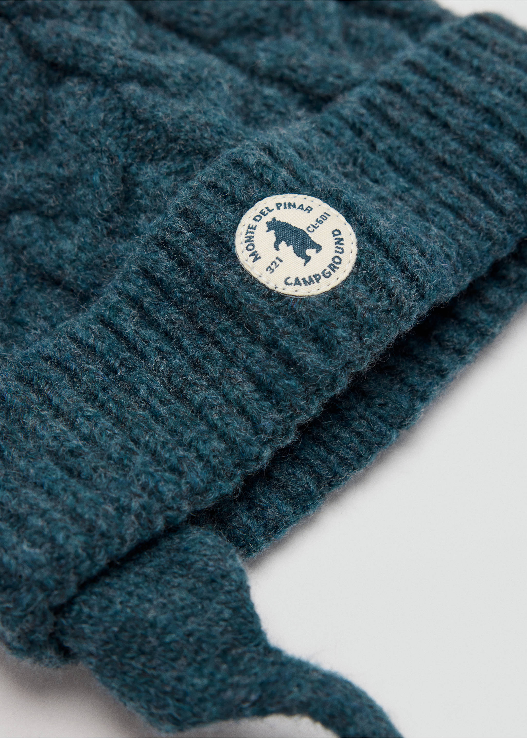 Pom pom cable-knit beanie - Medium plane, Blue. Ref: 37067116-00.