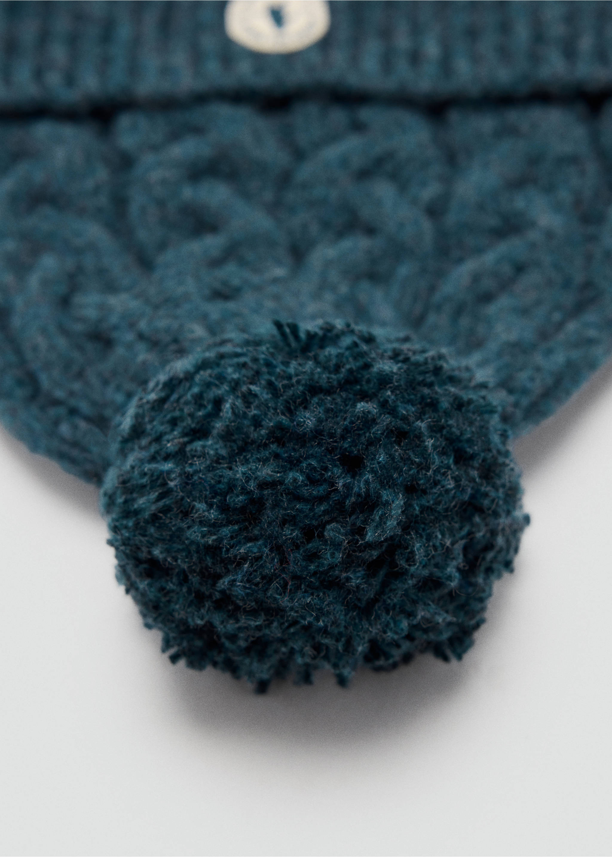 Pom pom cable-knit beanie - Details of the article 1, Blue. Ref: 37067116-00.