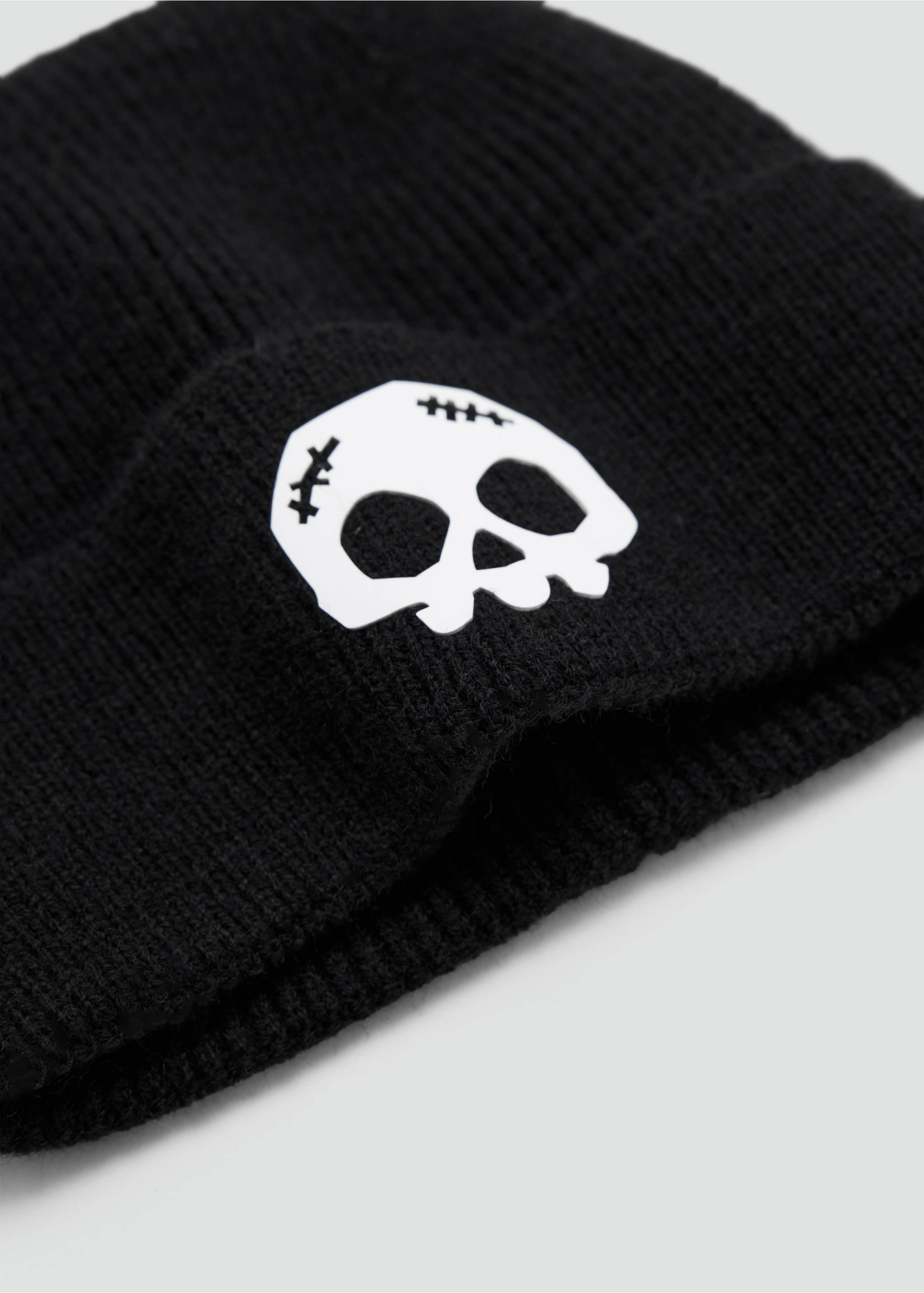 Ribbed beanie with raised detail - Medium plane, Black. Ref: 37067122-00.