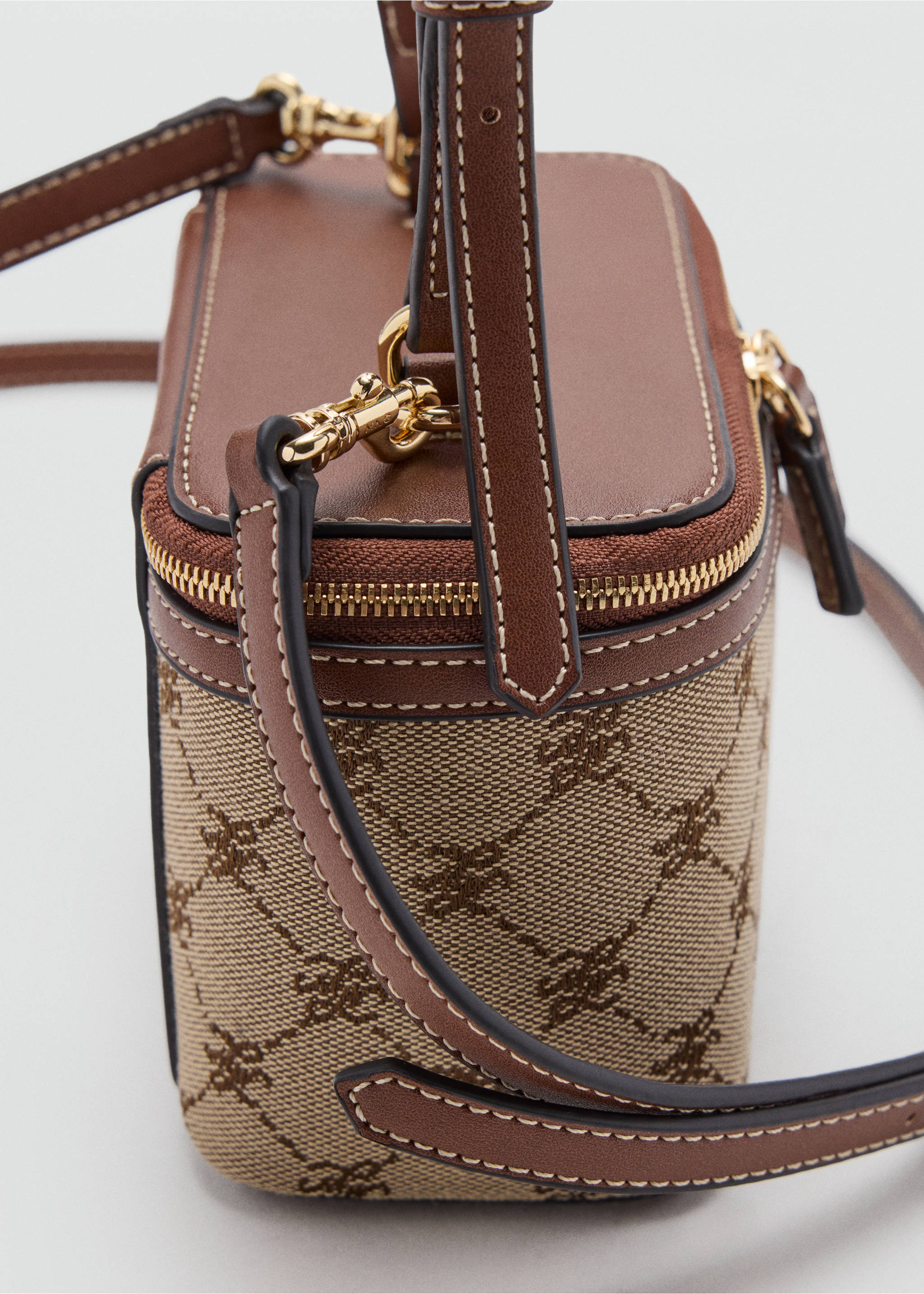 Neceser jacquard con logo y asa bandolera - Detalle del artículo 1, Beige. Ref: 37067137-00.