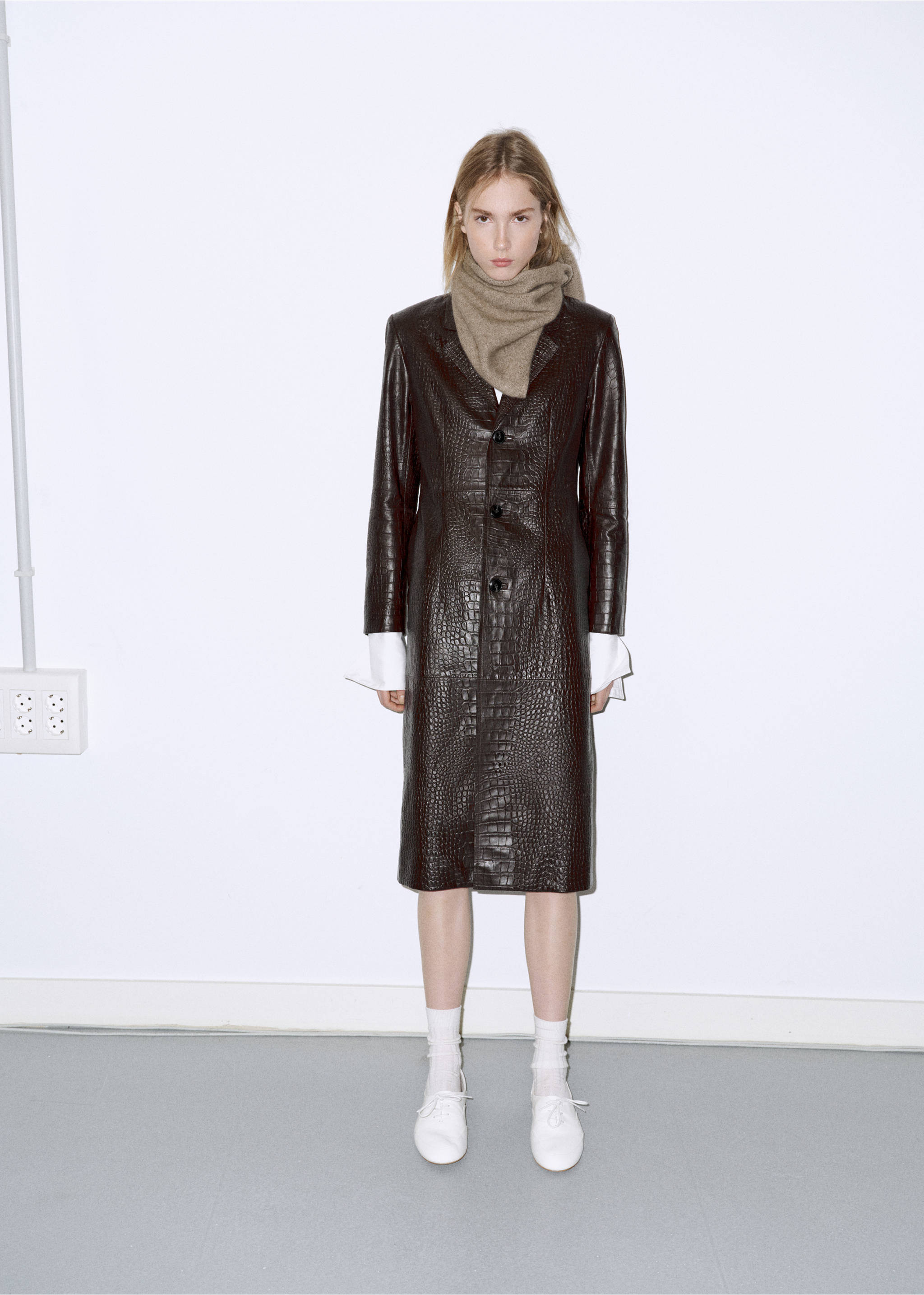 Dark brown embossed crocodile-texture long coat with notched lapels and button fastening., Brown. Ref: 37067773-01.