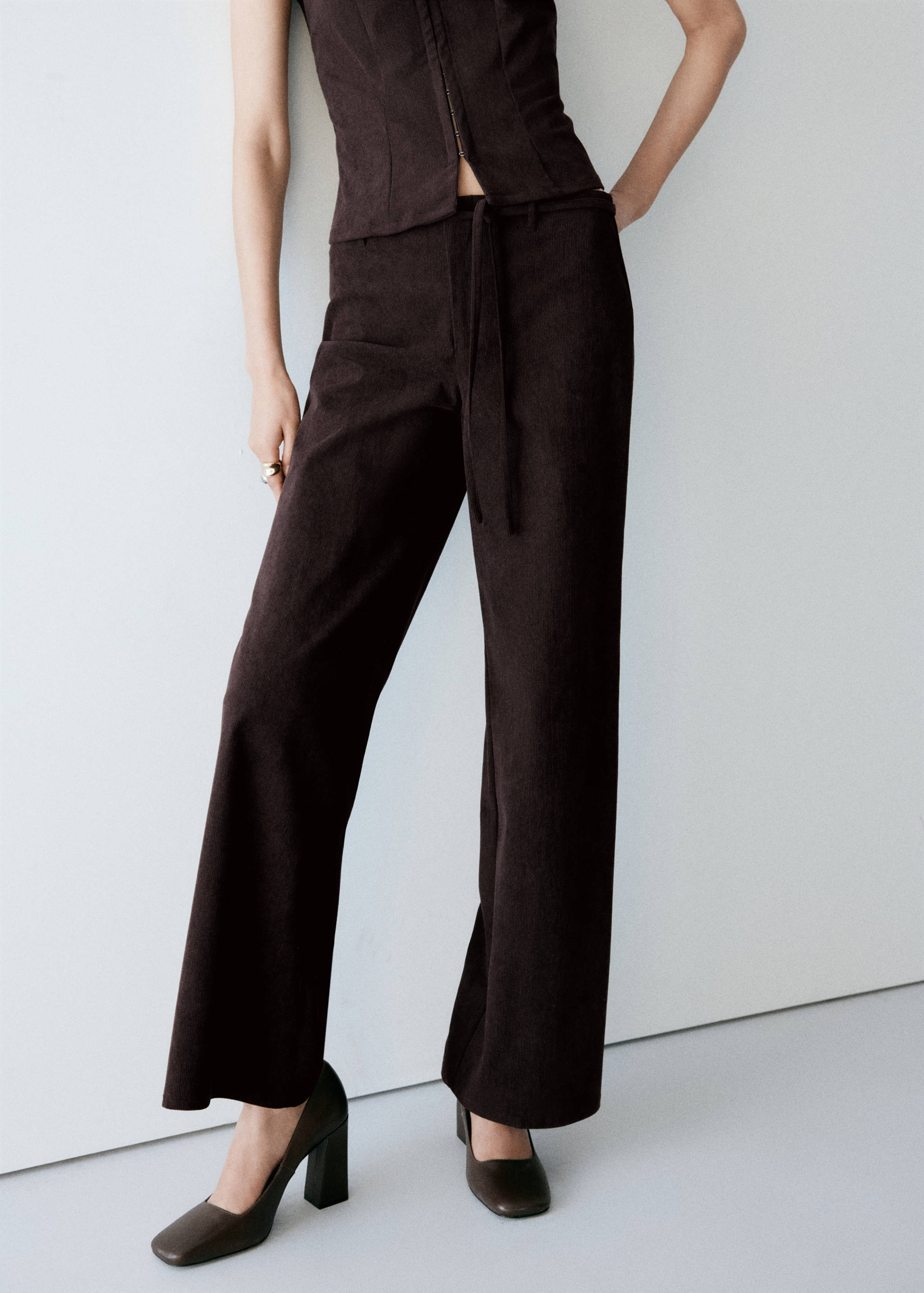 Pantalon en velours côtelé avec cordon de serrage - Plan moyen