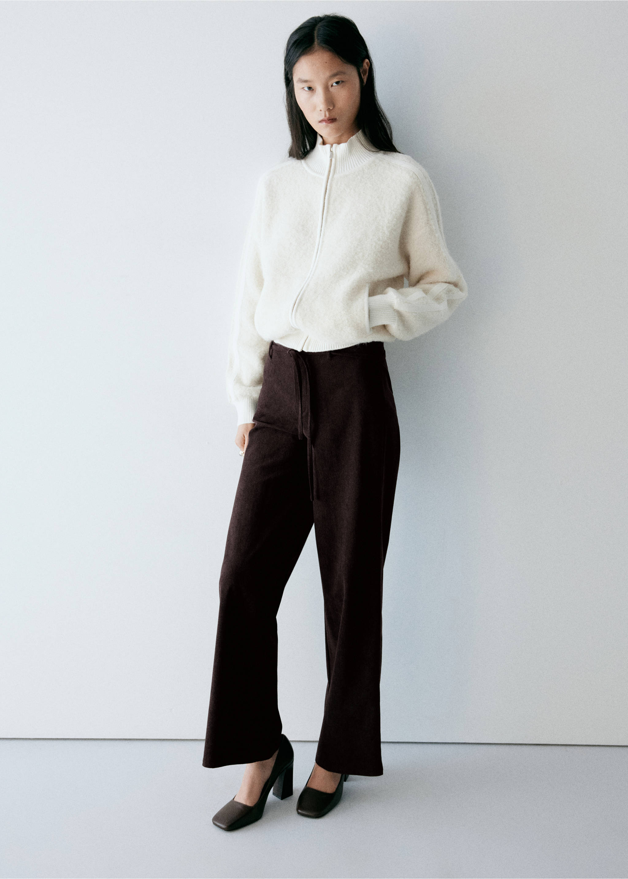 Corduroy trousers with drawstring - Details of the article 4, Chocolate. Ref: 37067778-00.