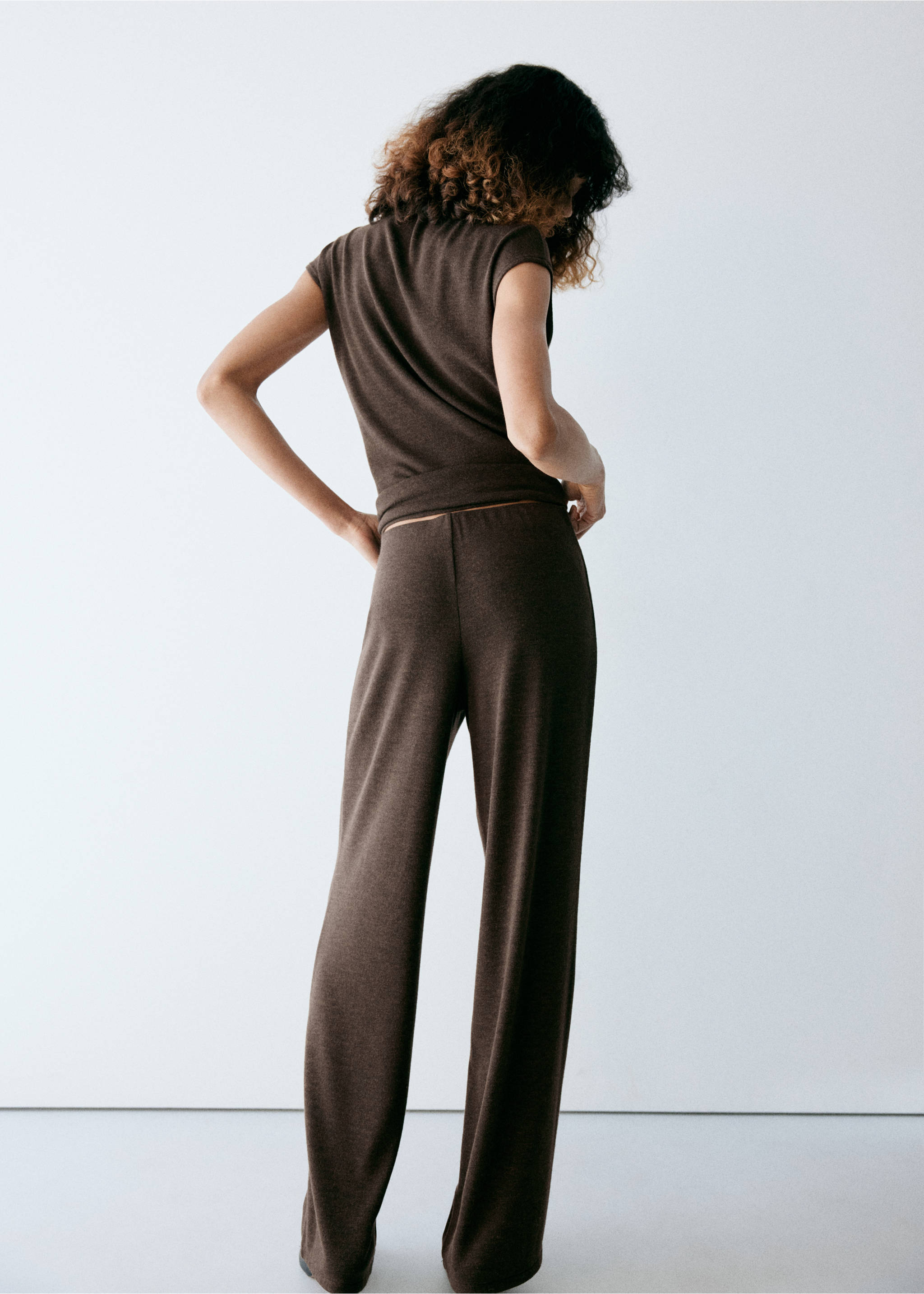 Dark brown trousers, back view., Chocolate. Ref: 37067779-00.