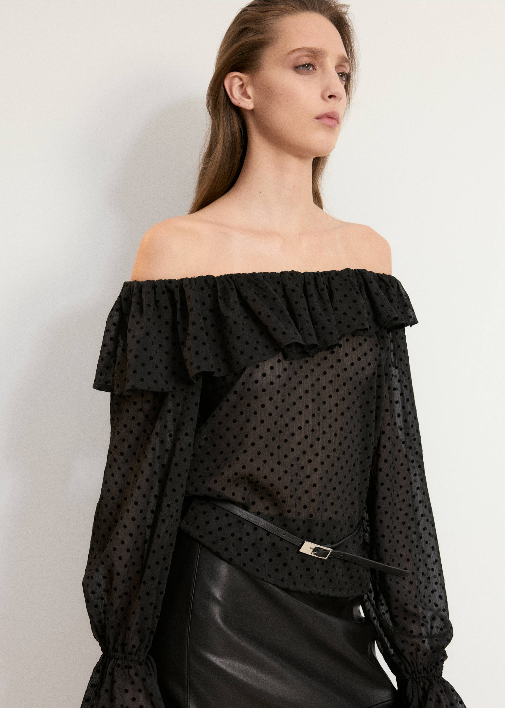 Blouse semi-transparente pois - Plan moyen, Noir. Ref: 37067780-00.