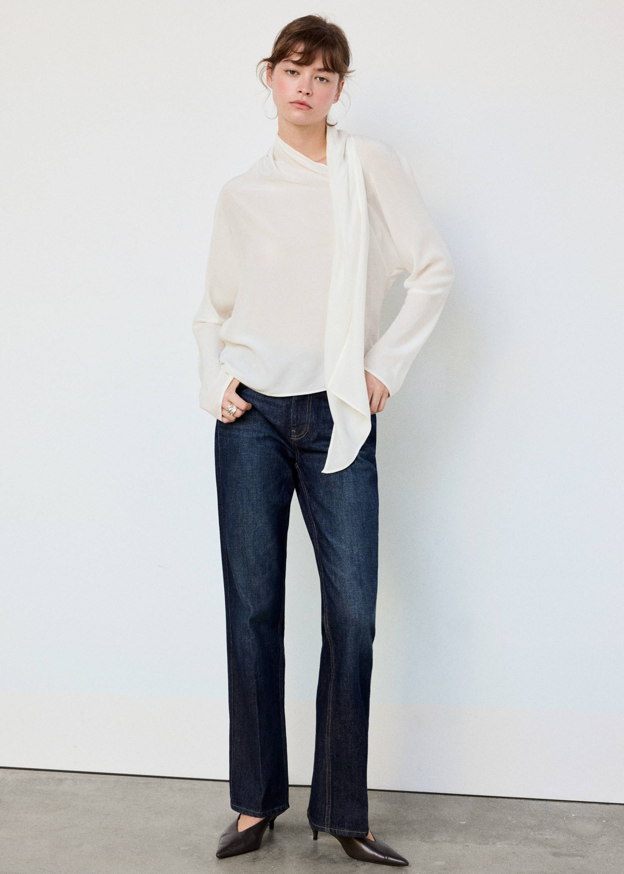 blouse with a bow neck - General plane