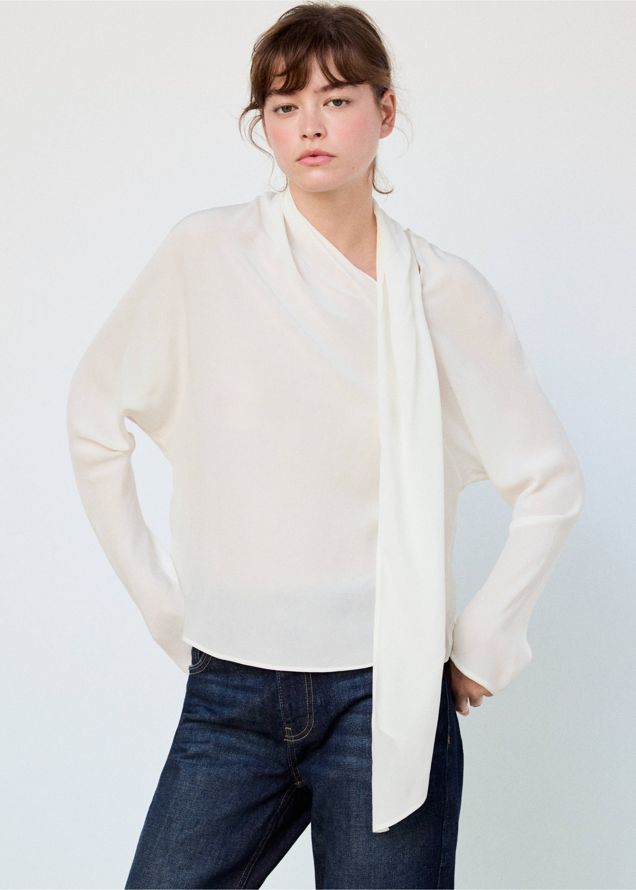blouse with a bow neck - Medium plane, Ecru. Ref: 37067781-00.