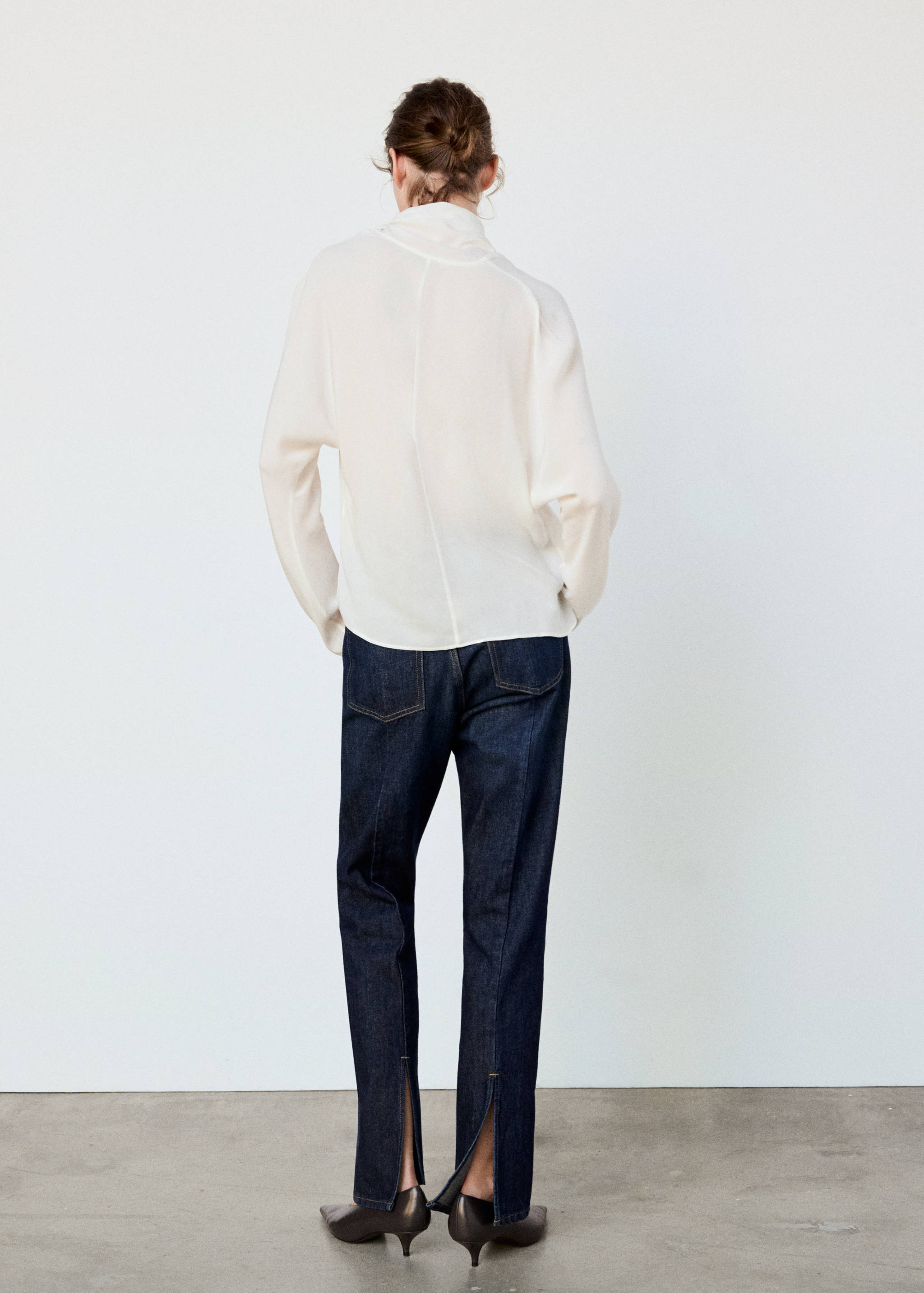 blouse with a bow neck - Reverse of the article