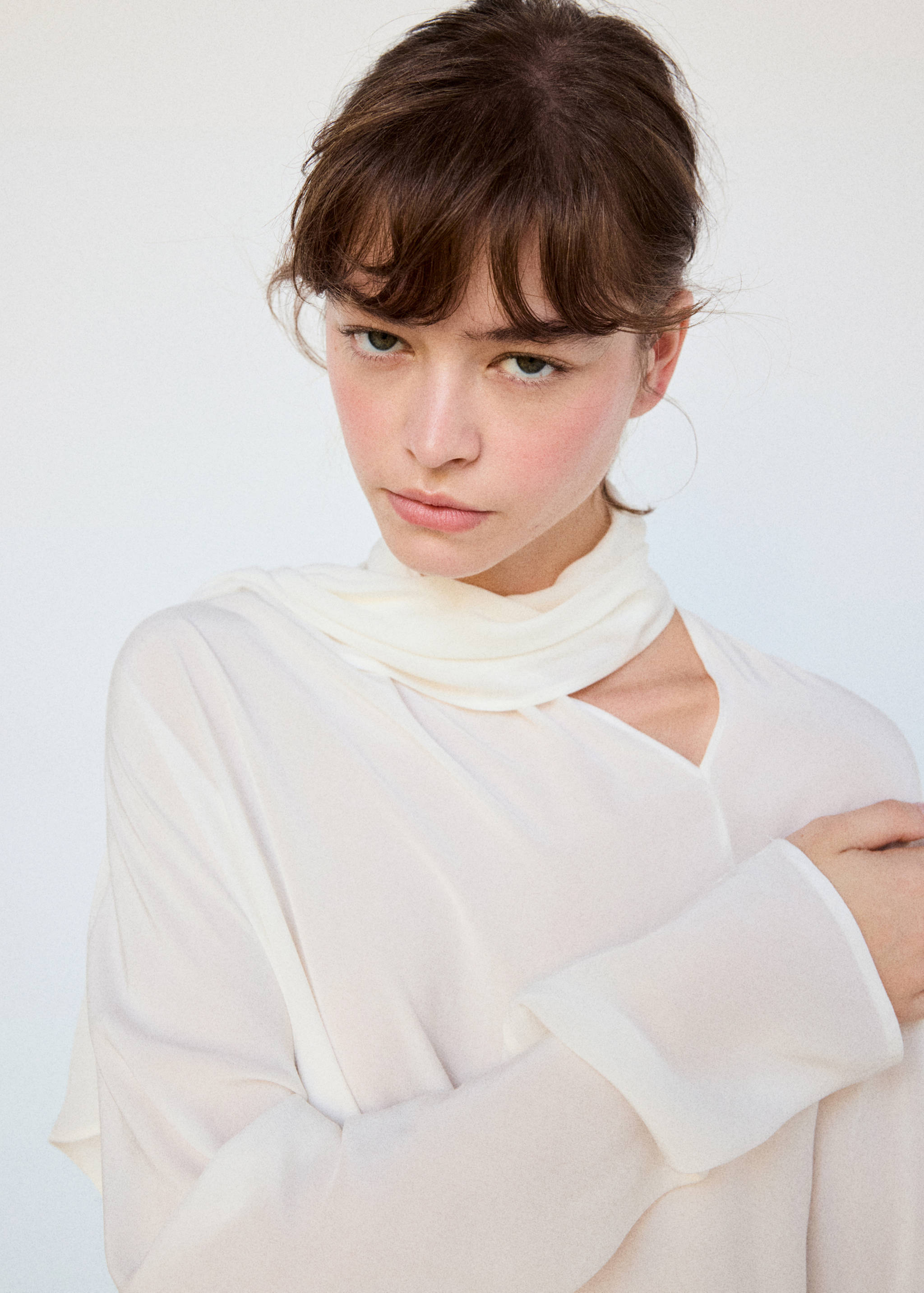 blouse with a bow neck - Details of the article 1