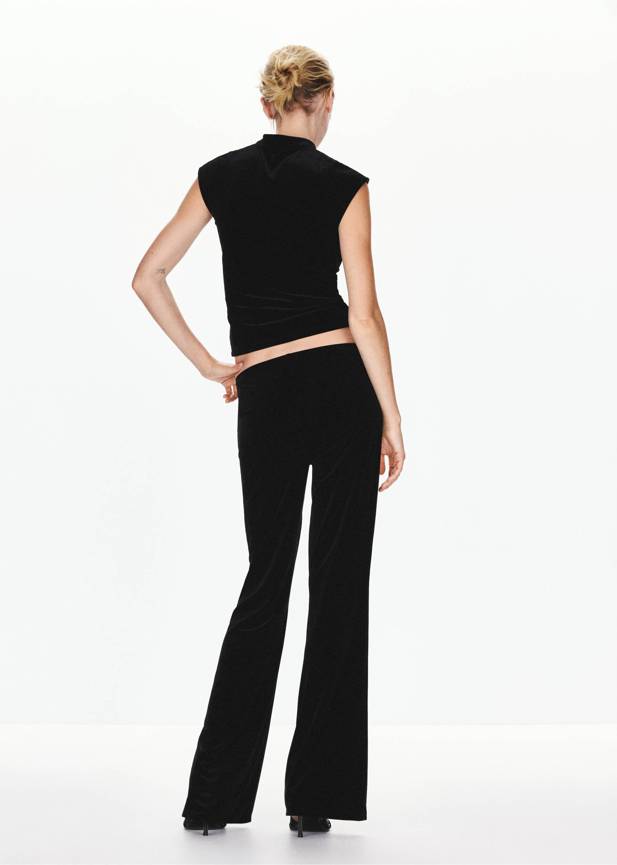 Ausgestellte Hose aus Samt - Rückseite des Artikels, Schwarz. Ref: 37067795-00.