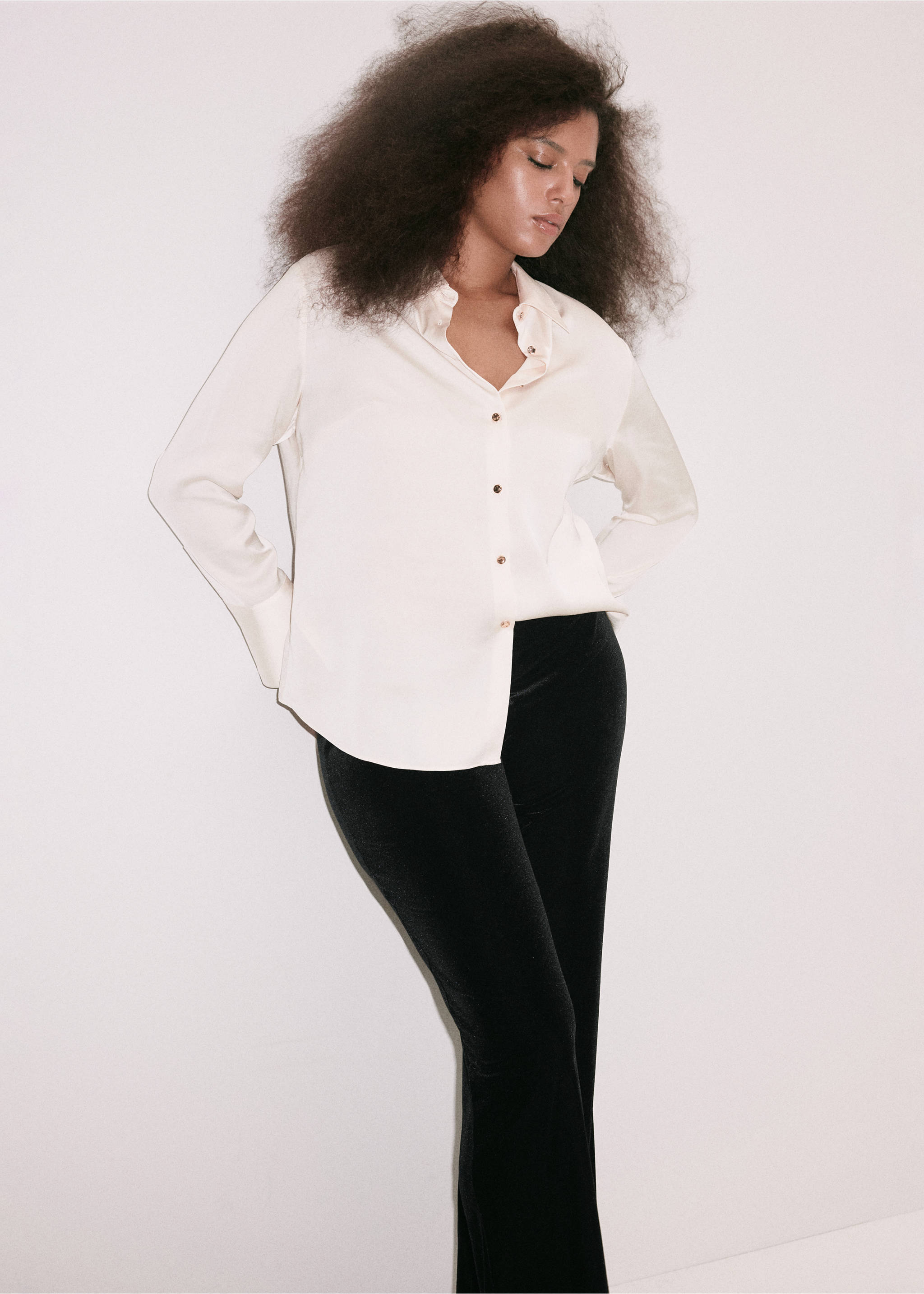 Flared velvet trousers - Details of the article 6, Black. Ref: 37067795-00.