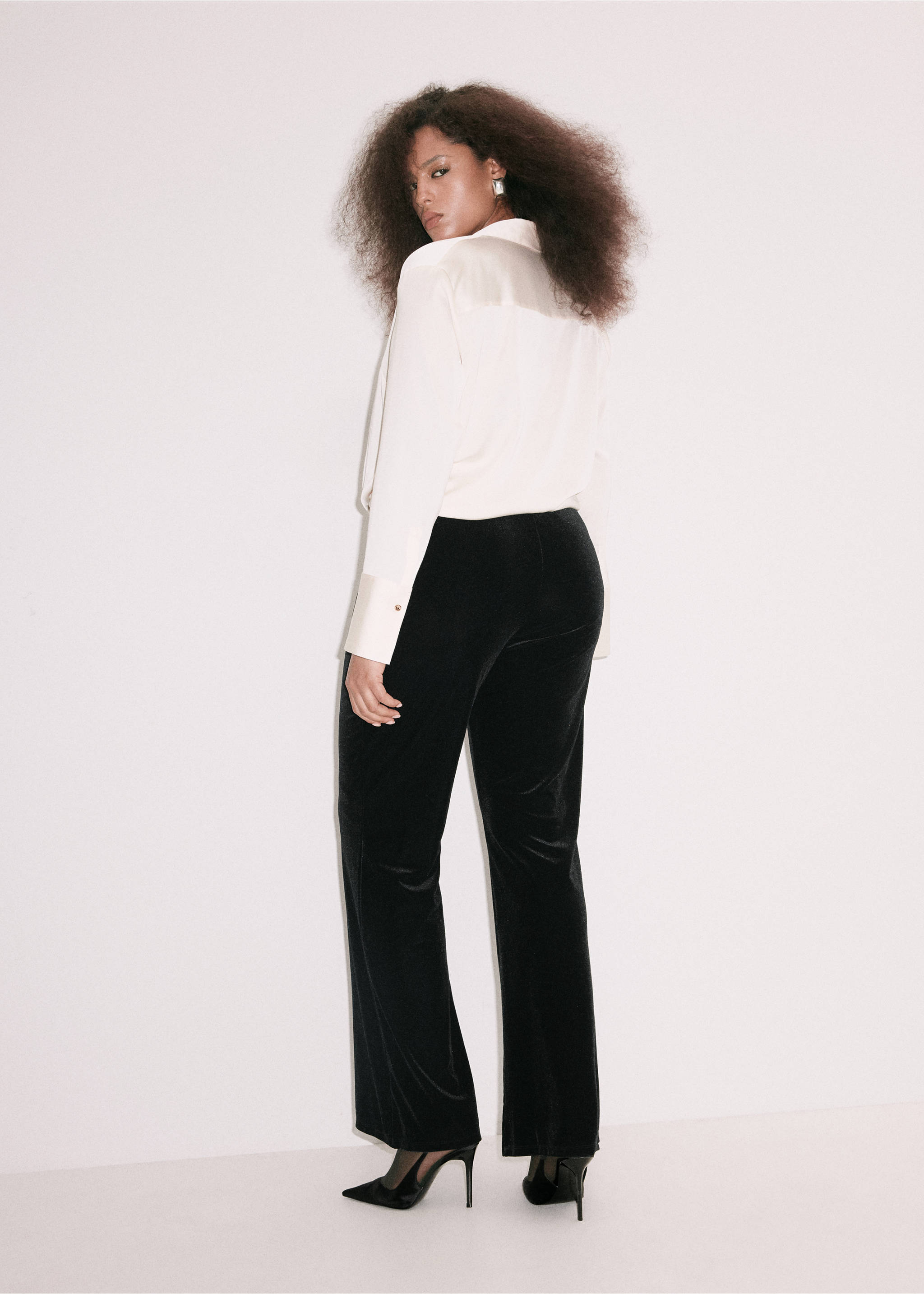 Flared velvet trousers - Details of the article 4, Black. Ref: 37067795-00.