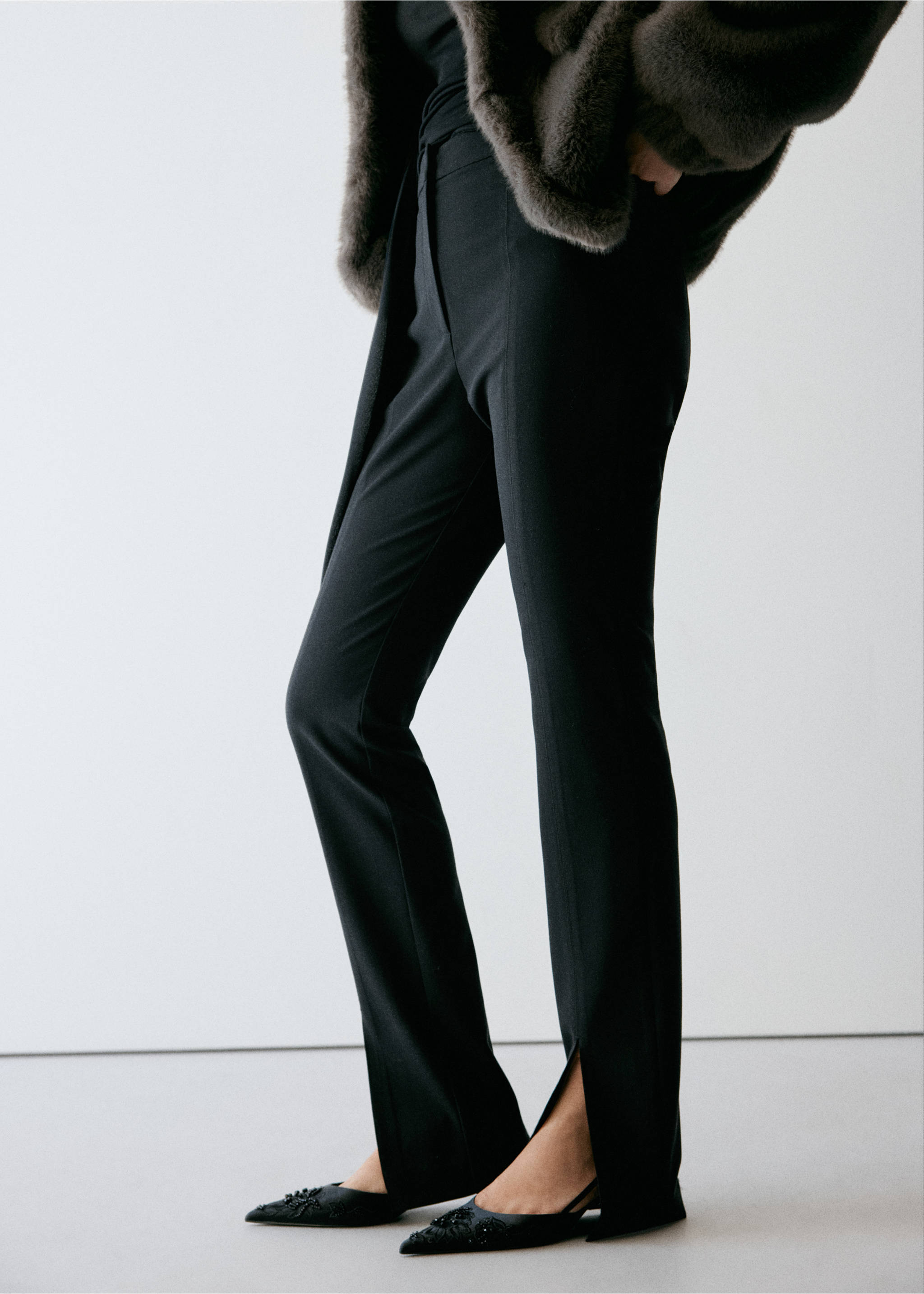 Pantalon skinny fendu en bas - Plan moyen, Noir. Ref: 37067796-00.