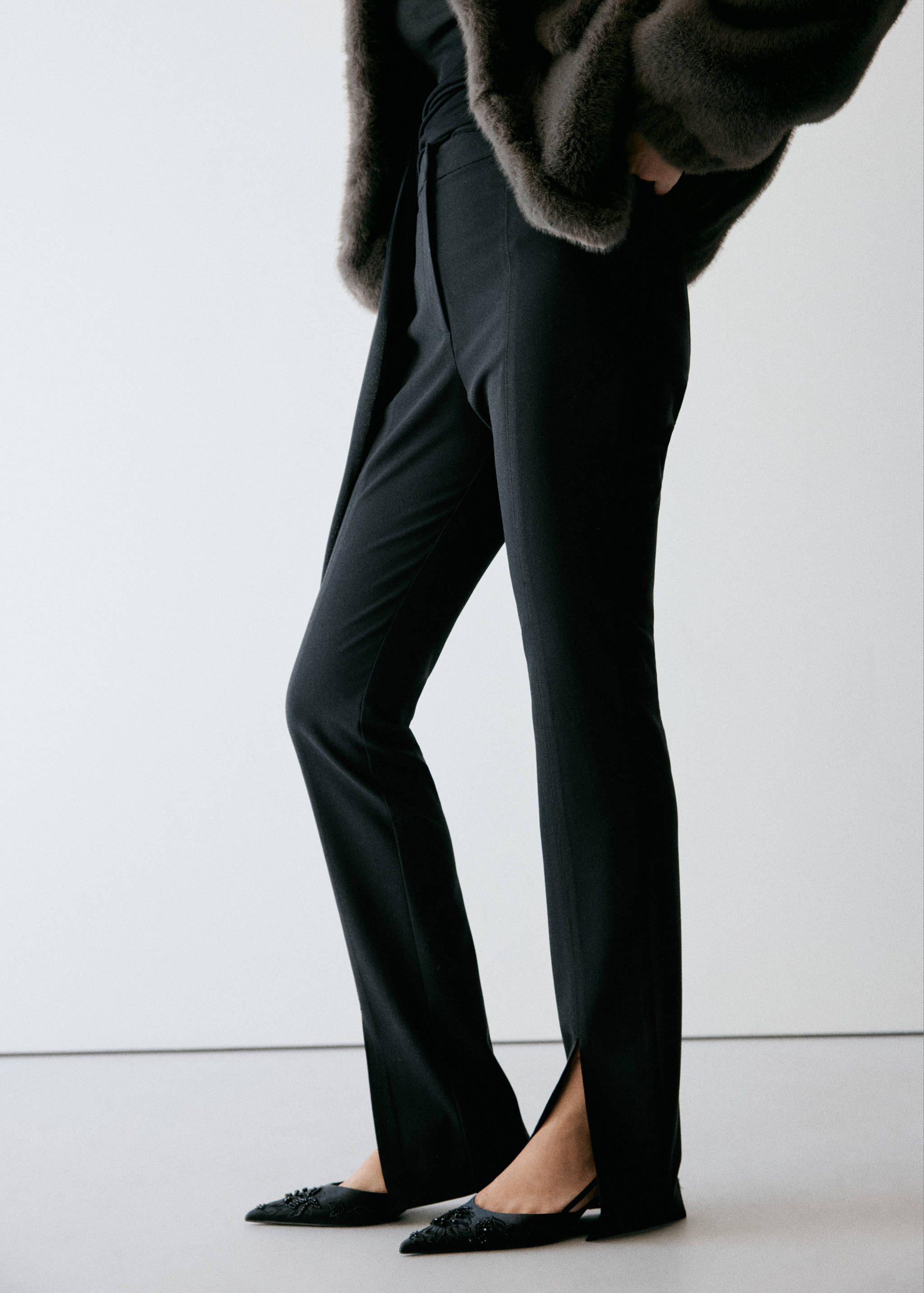 Pantalon skinny fendu en bas - Plan moyen