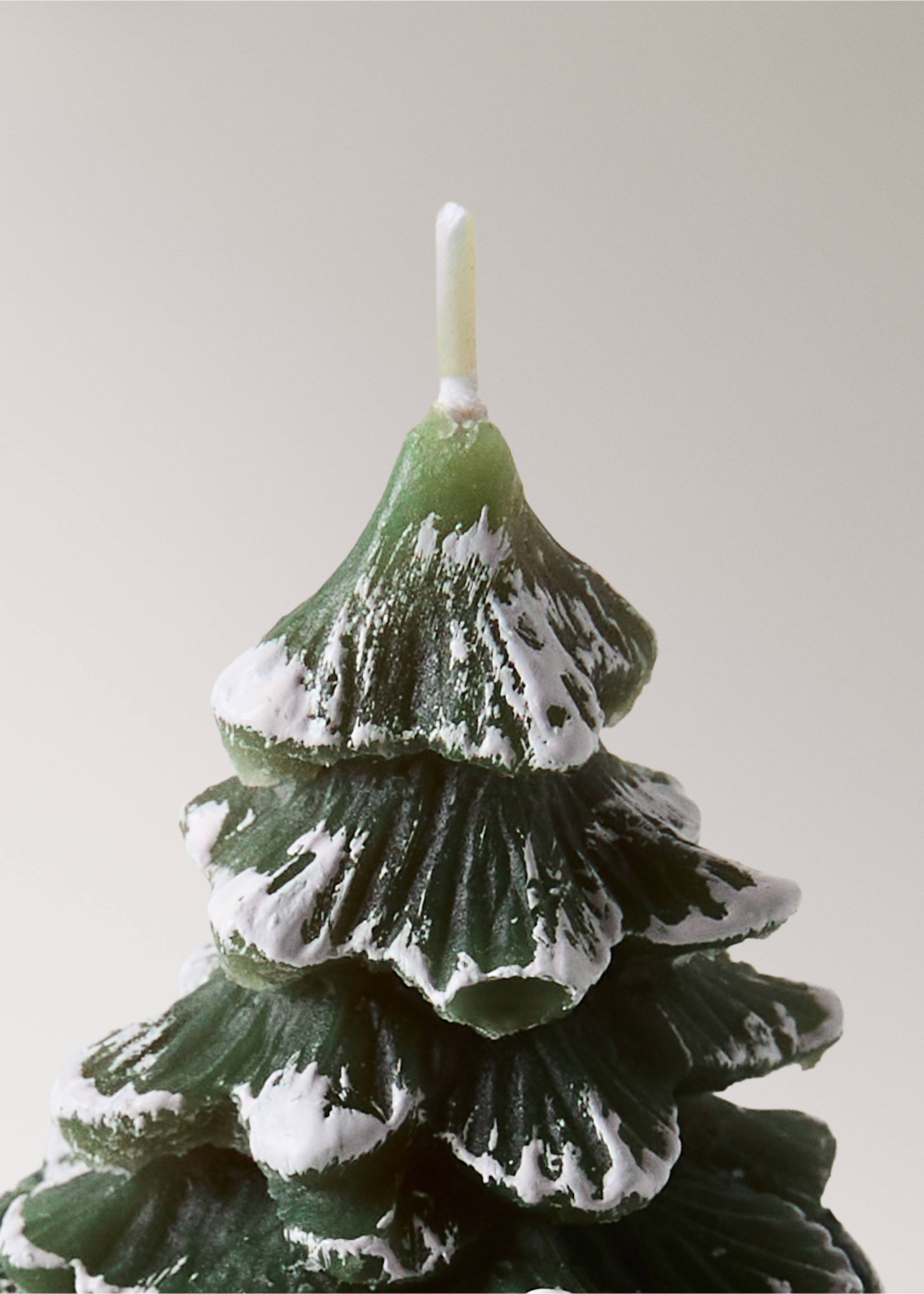 Green Christmas tree-shaped candle with white snow-effect details., Green. Ref: 37067890-00.