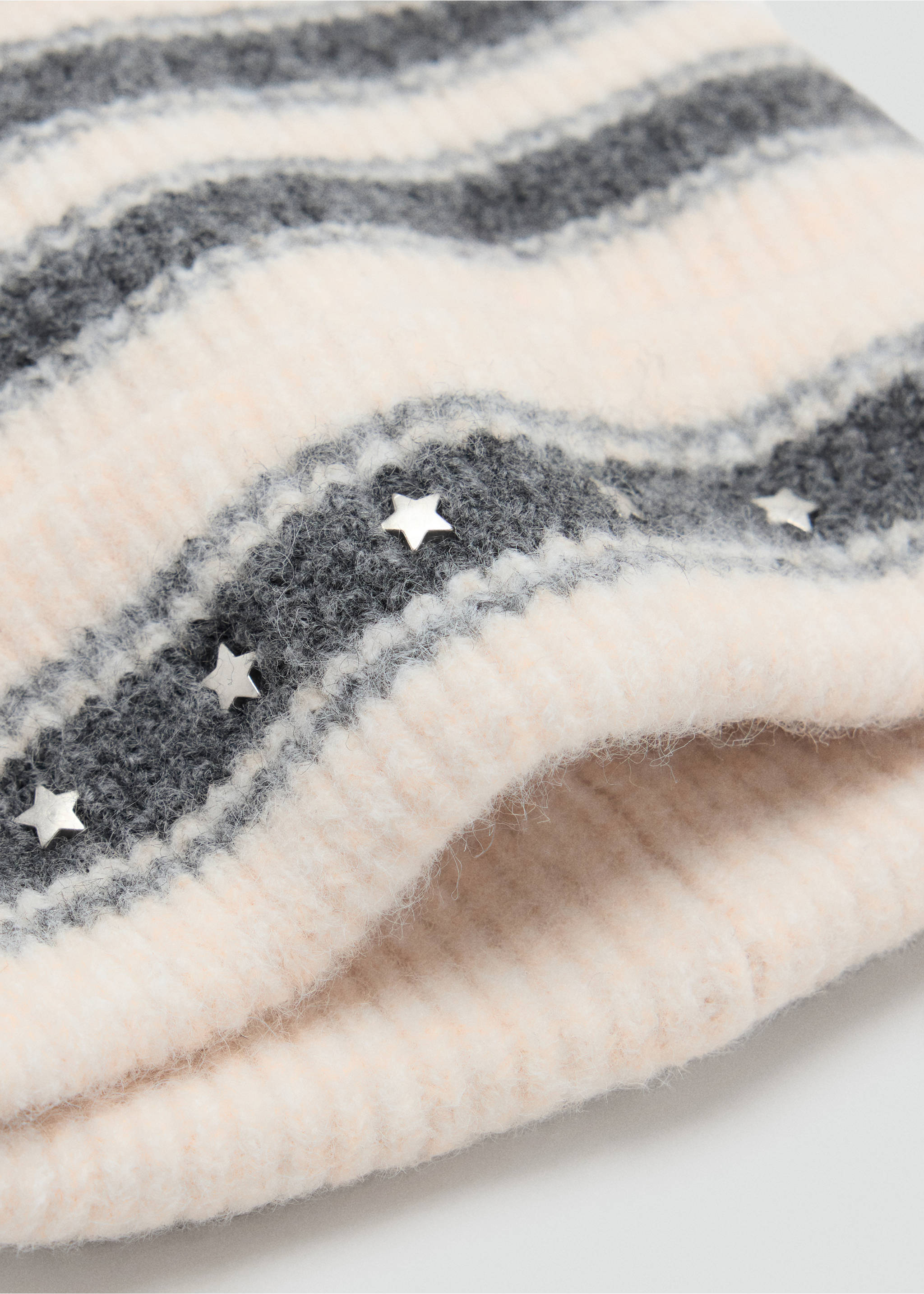 Striped ribbed knit beanie with star studs, Sand. Ref: 37067896-00.