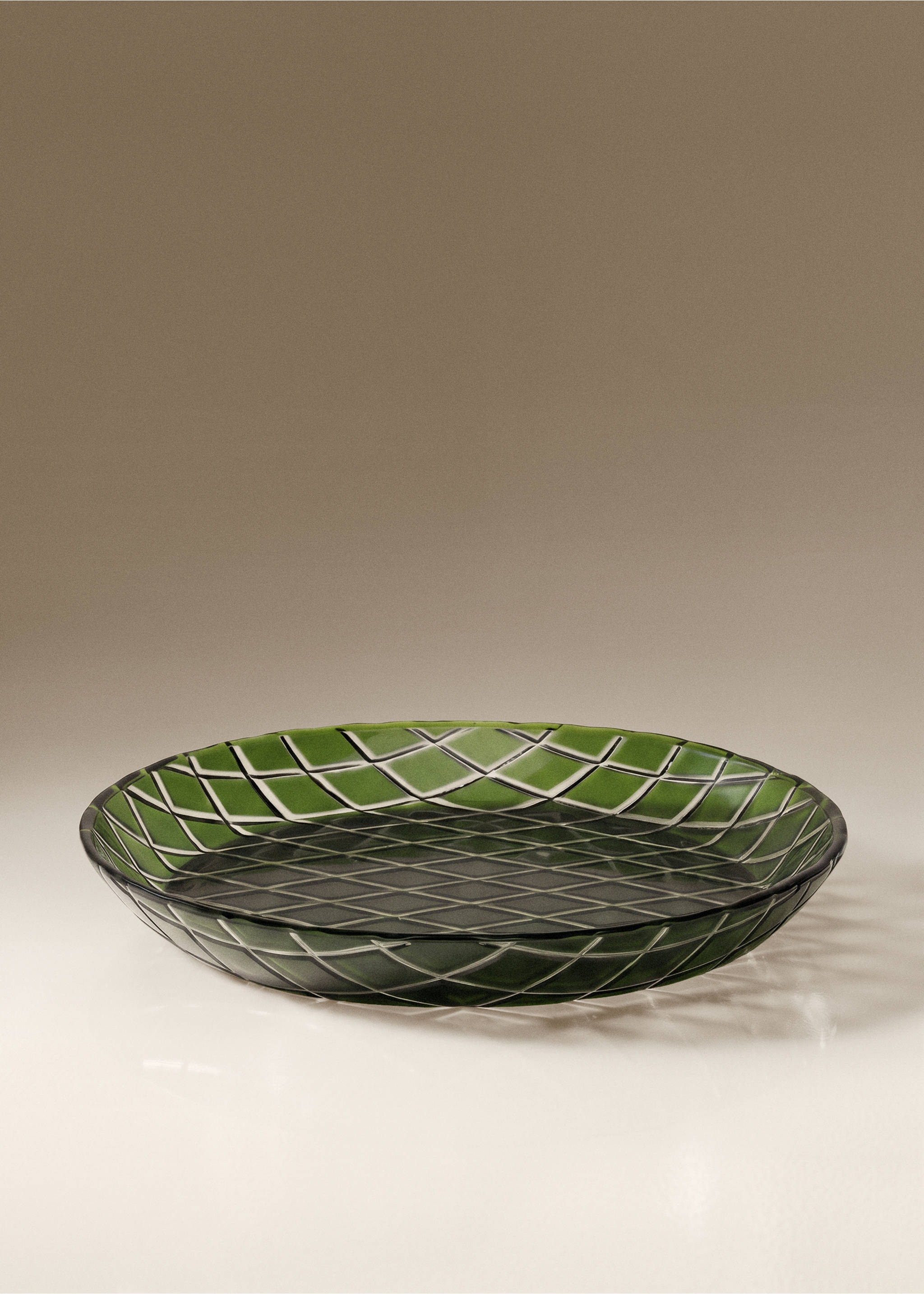 Green glass plate with a raised diamond lattice pattern., Green. Ref: 37067901-00.