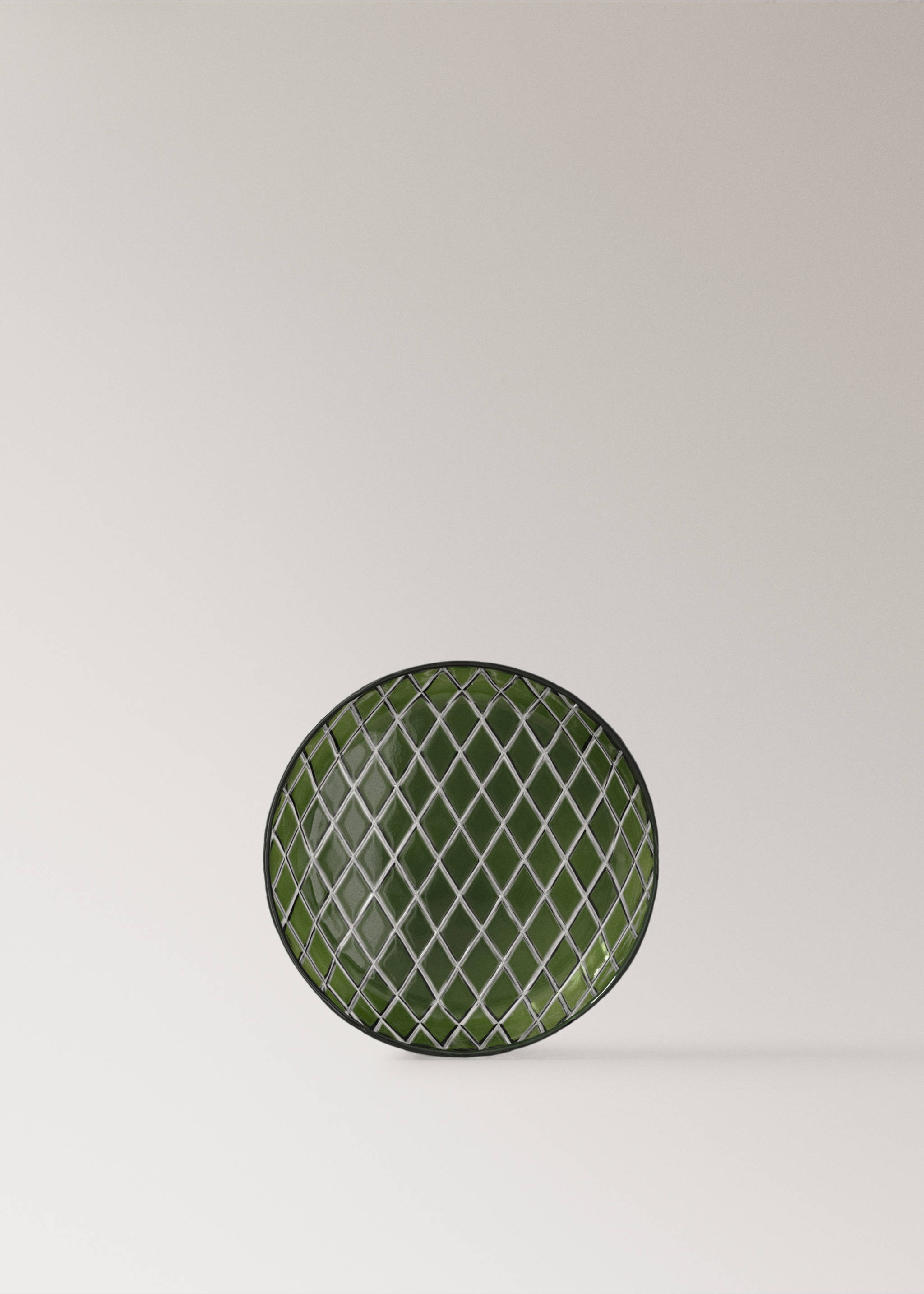 Round green plate with a silver-grey geometric diamond pattern., Green. Ref: 37067901-00.