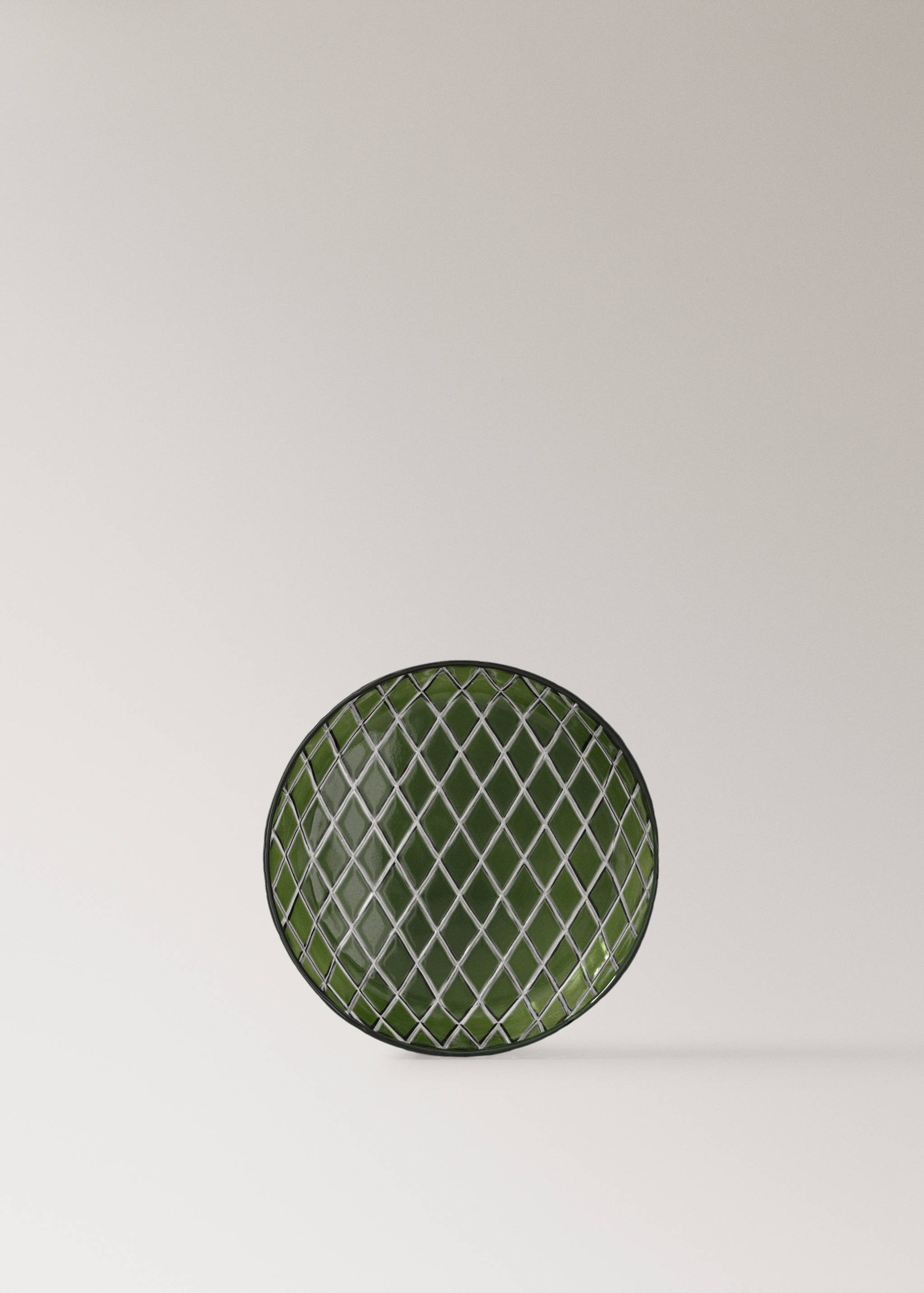 Round green plate with a silver-grey geometric diamond pattern.