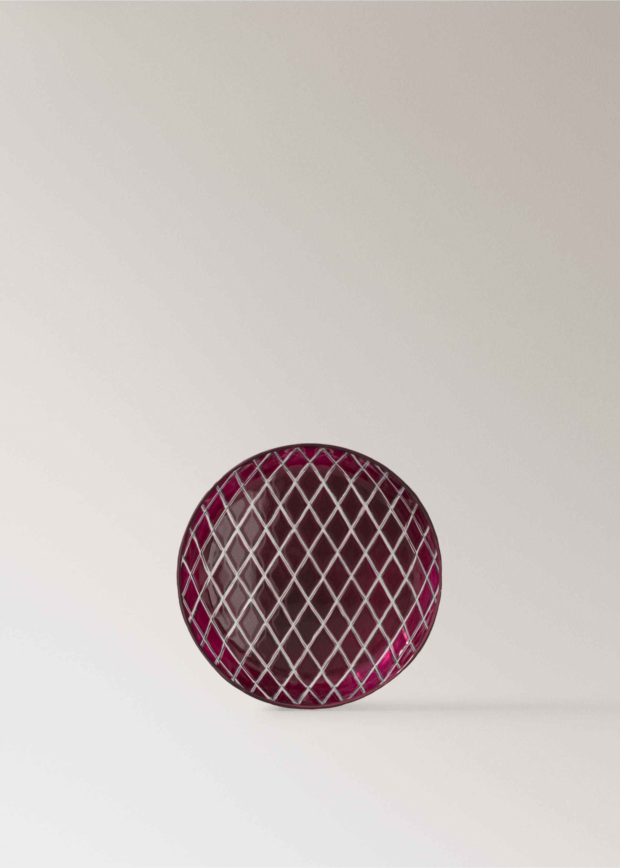 Round deep pink glass plate featuring a raised white diamond lattice pattern., Red. Ref: 37067901-00.