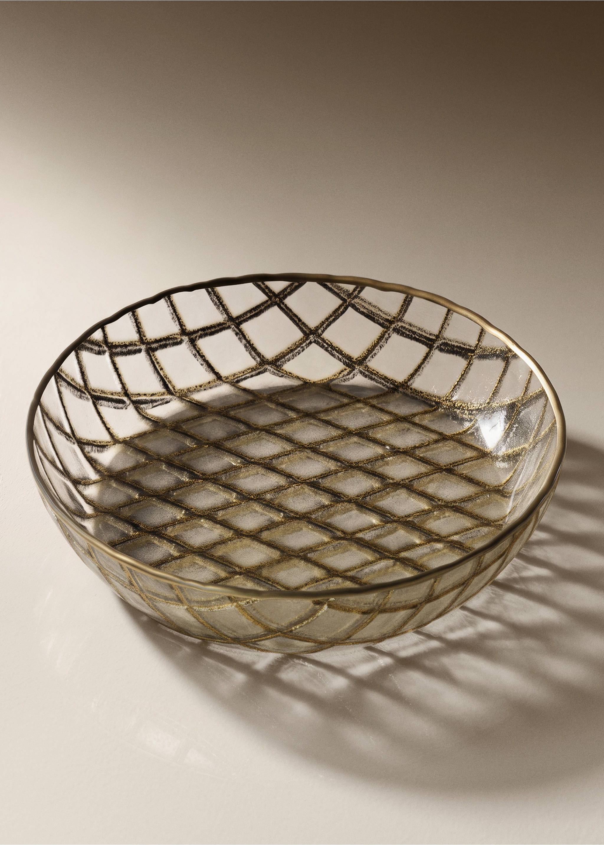 Clear glass plate with a black and gold lattice pattern and a metallic rim., Gold. Ref: 37067901-00.