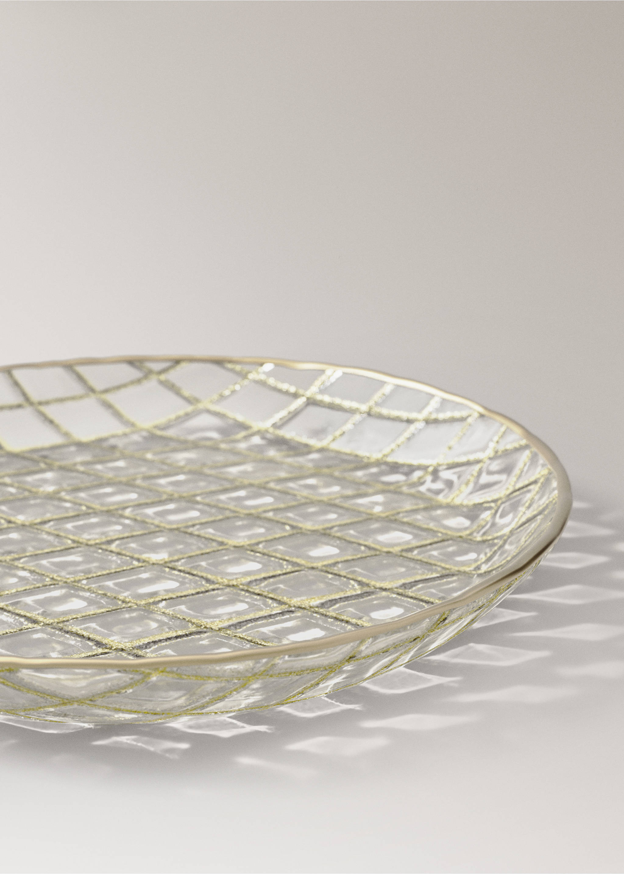 Clear glass plate with a gold lattice pattern and rim., Gold. Ref: 37067901-00.