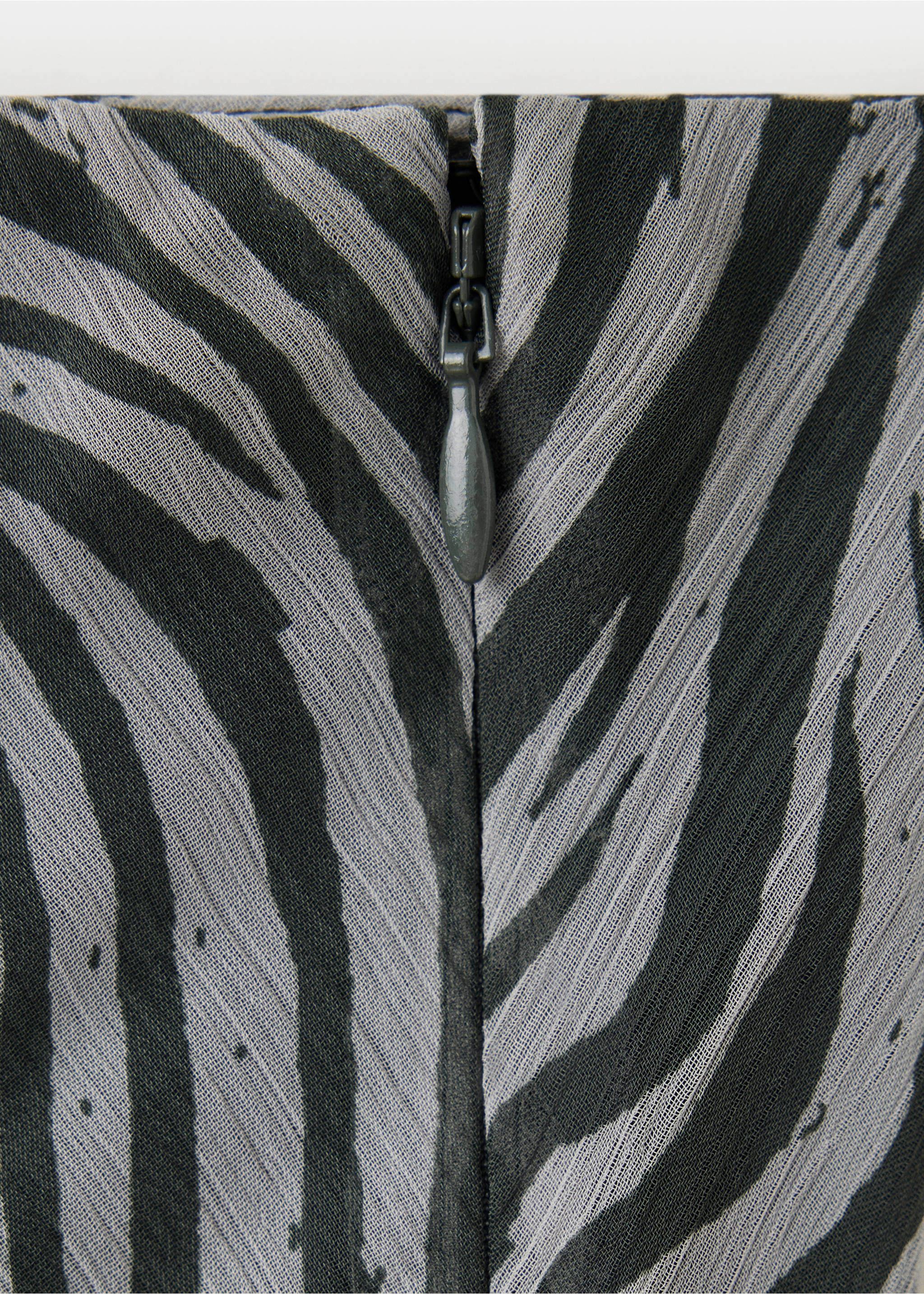 Close-up of a skirt's zipper closure in black and grey animal print., Brown. Ref: 37067910-00.