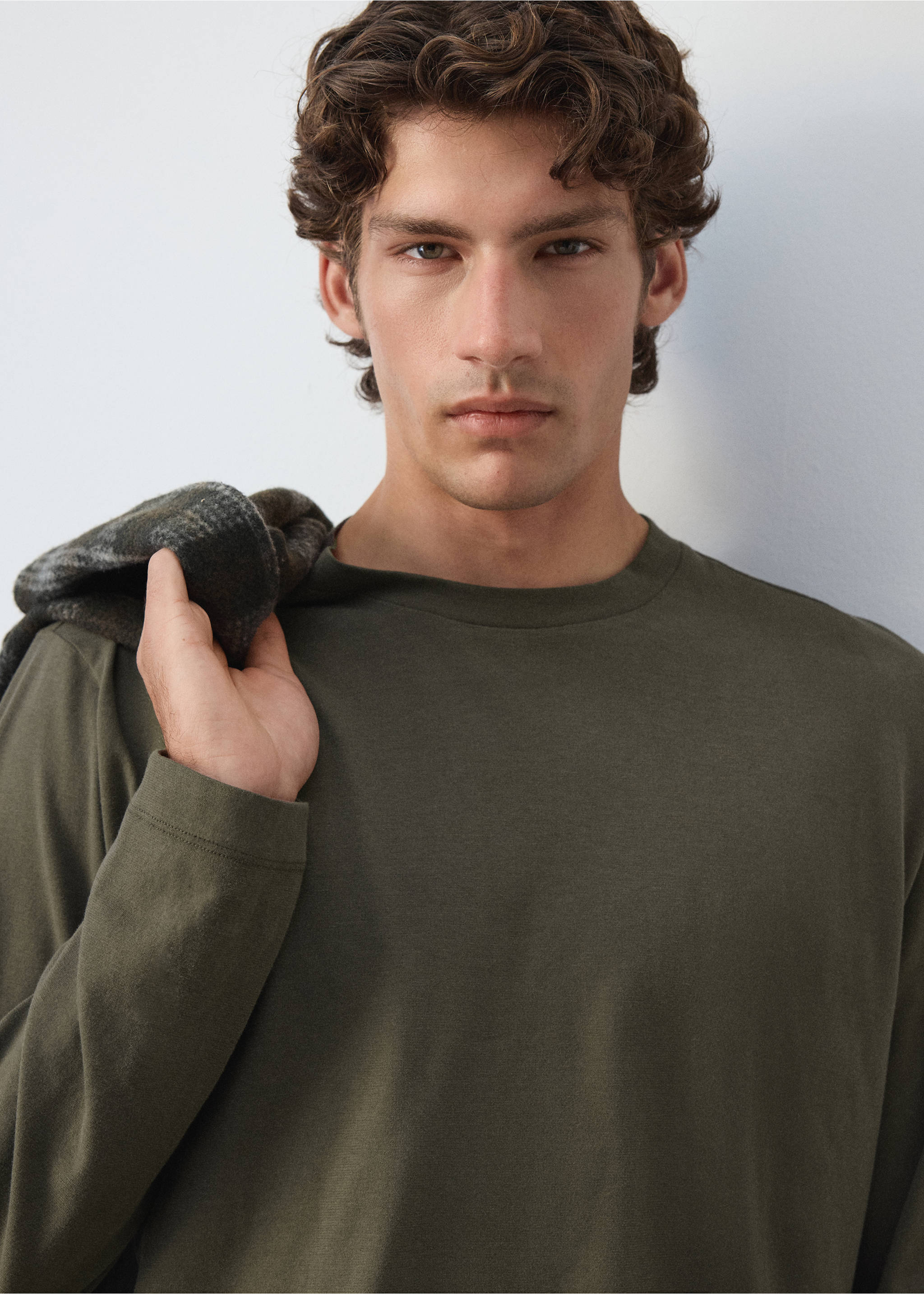 Olive green long-sleeve crew neck t-shirt., Olive Green. Ref: 37067912-00.
