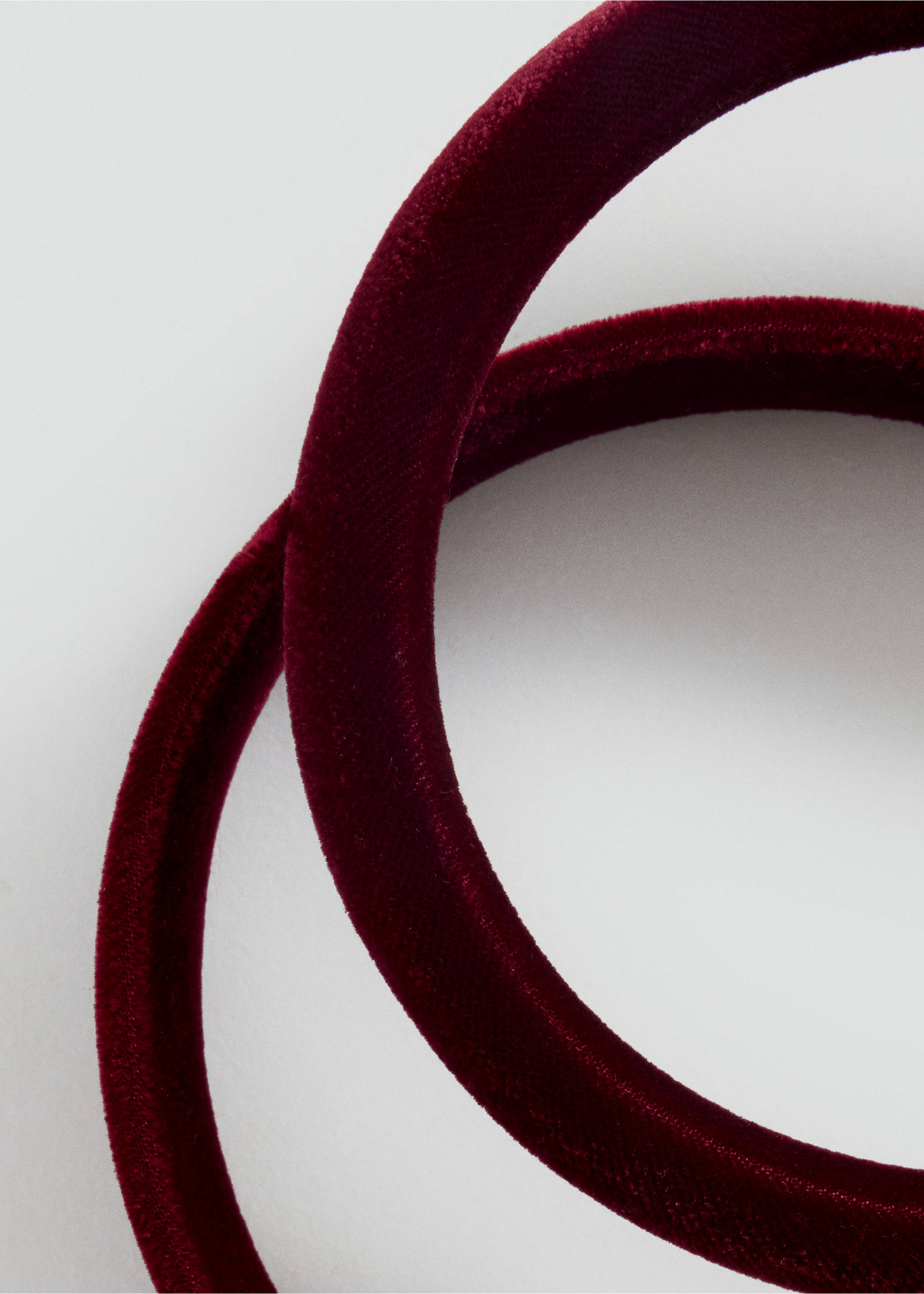 Burgundy velvet headband in a close-up view., Burgundy. Ref: 37067918-00.