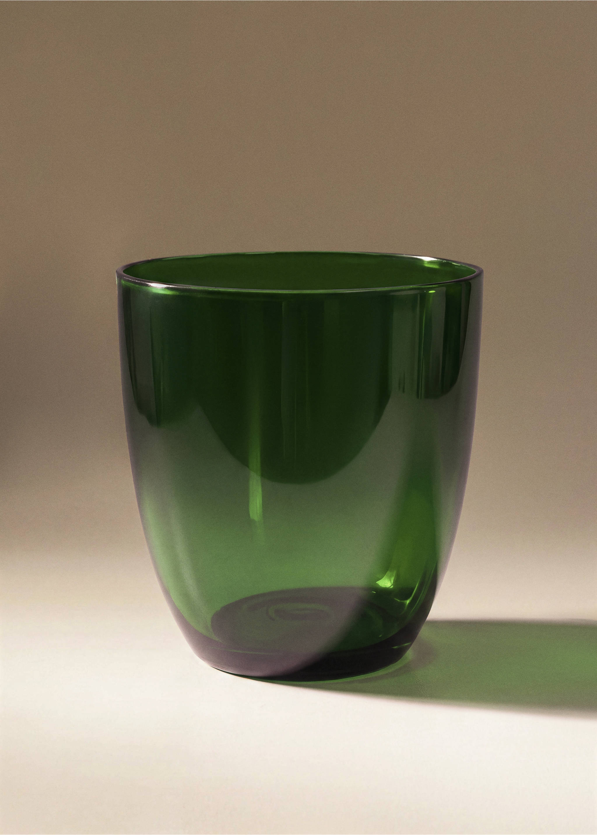 Dark green glass tumbler with a smooth, rounded silhouette., Green. Ref: 37067919-00.
