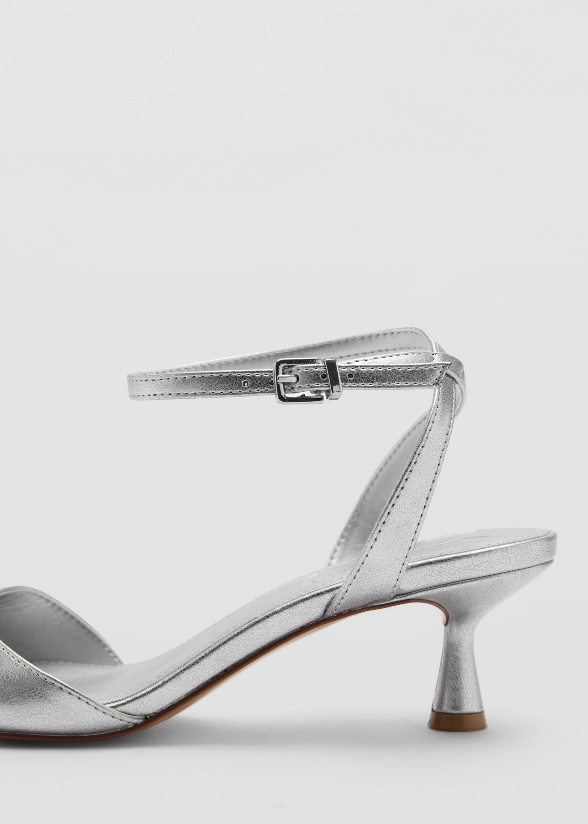 Silver metallic heeled sandal with a pointed toe and kitten heel., Silver. Ref: 37067924-00.