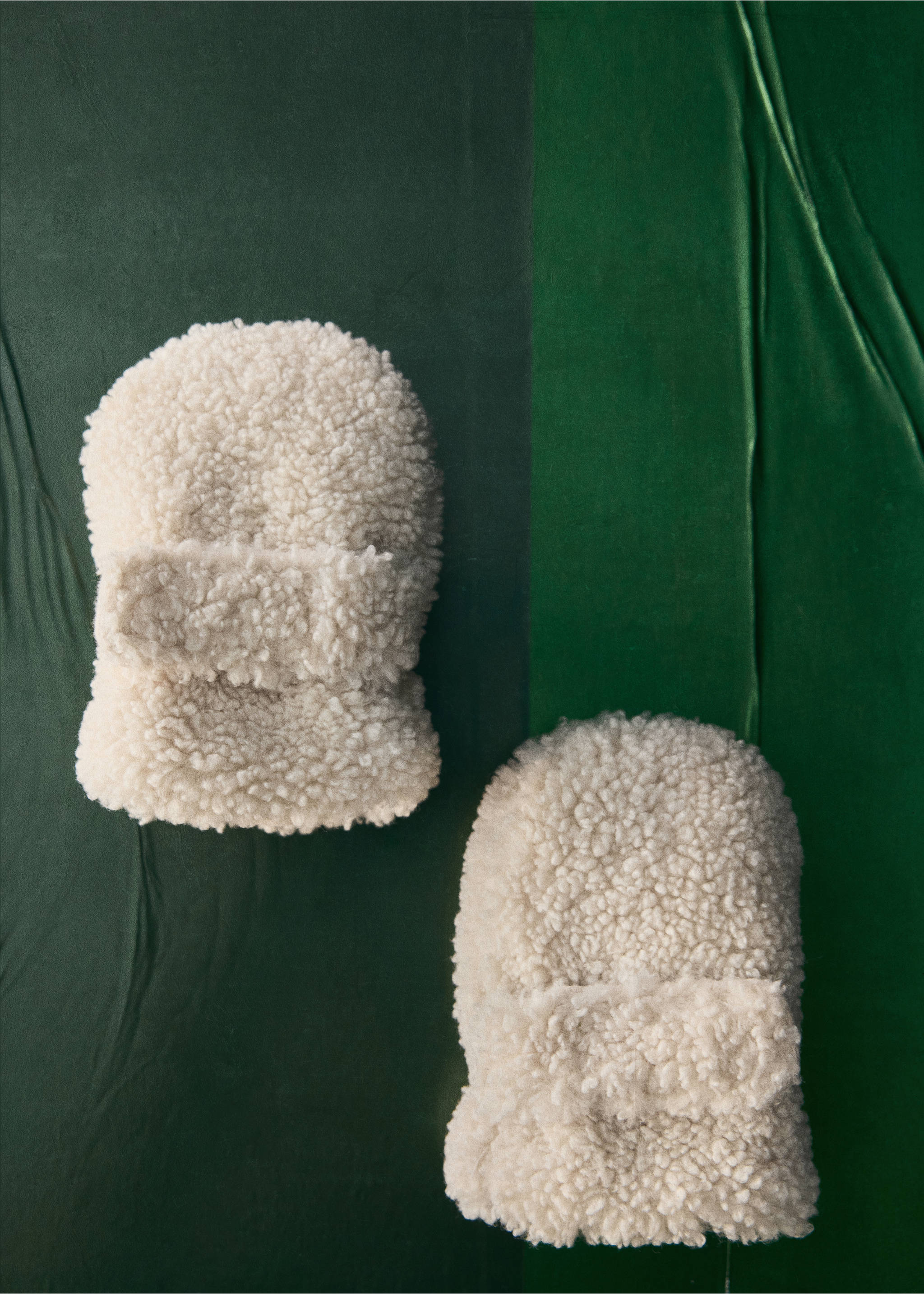 Shearling-effect gloves - Details of the article 5, Ecru. Ref: 37067927-00.