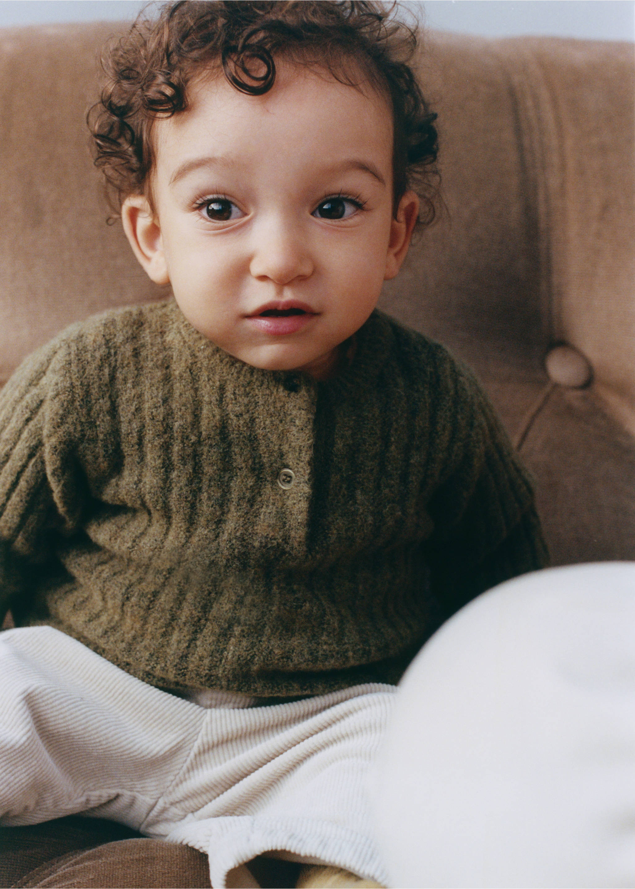 Dark green ribbed knit jersey with buttons, worn by a child., Khaki. Ref: 37067937-00.