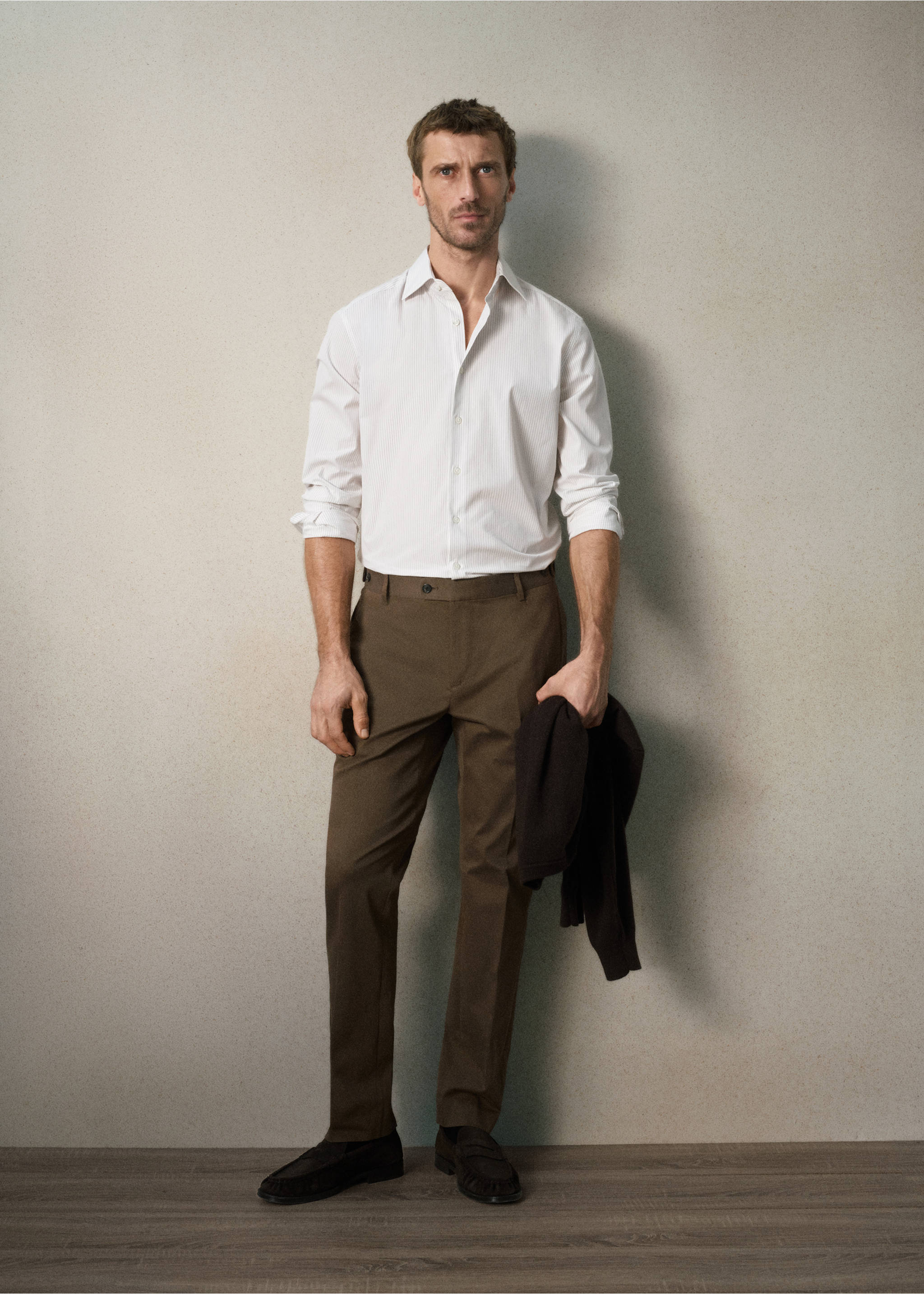 White long-sleeved button-down shirt with classic collar, worn with olive green trousers., White. Ref: 37067938-00.