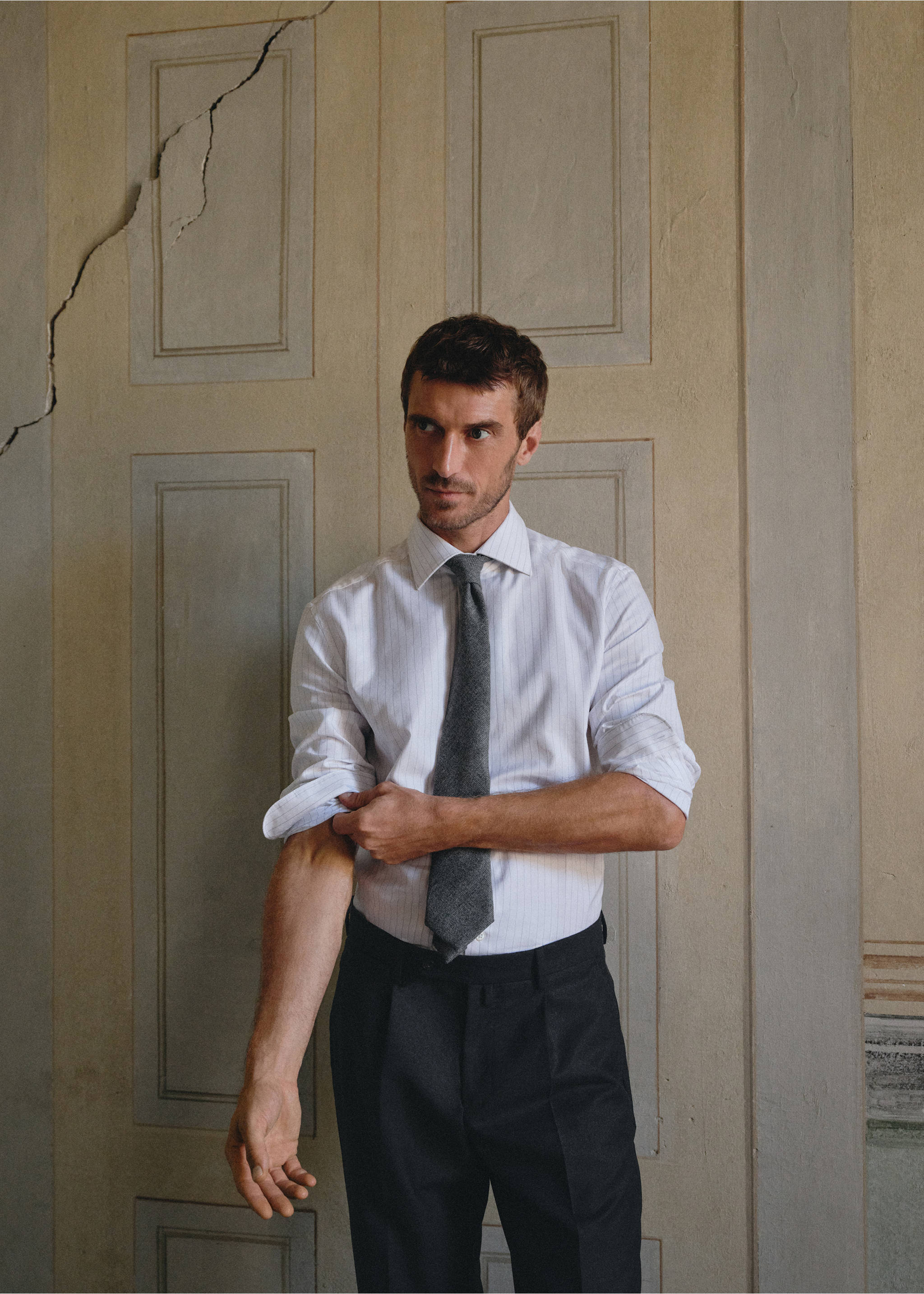 Light-coloured striped shirt with long sleeves and a collar, worn with a tie., Grey. Ref: 37067938-00.
