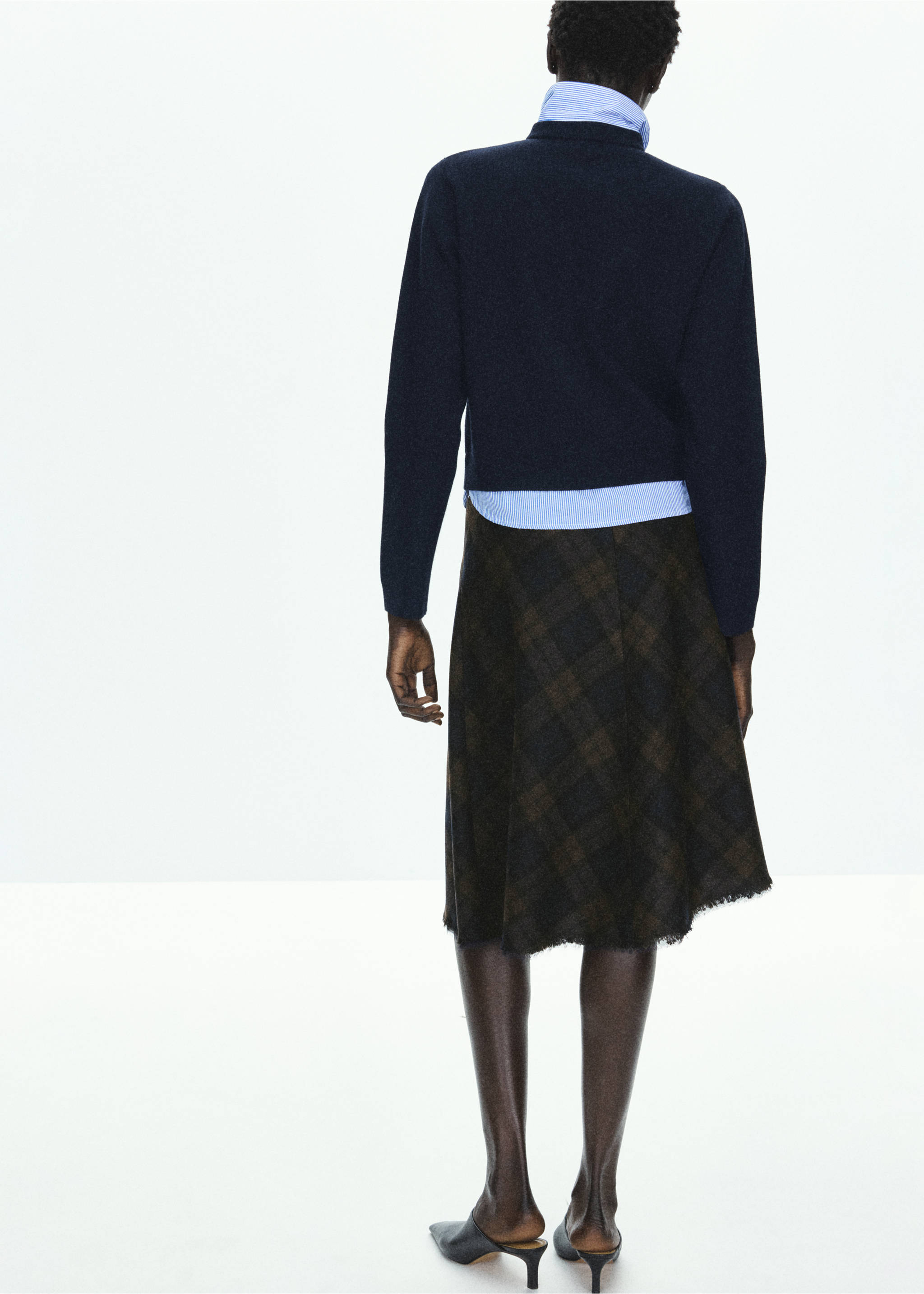 Falda midi de cuadros con bajo deshilachado, vista trasera, Azul marino. Ref: 37067941-00.