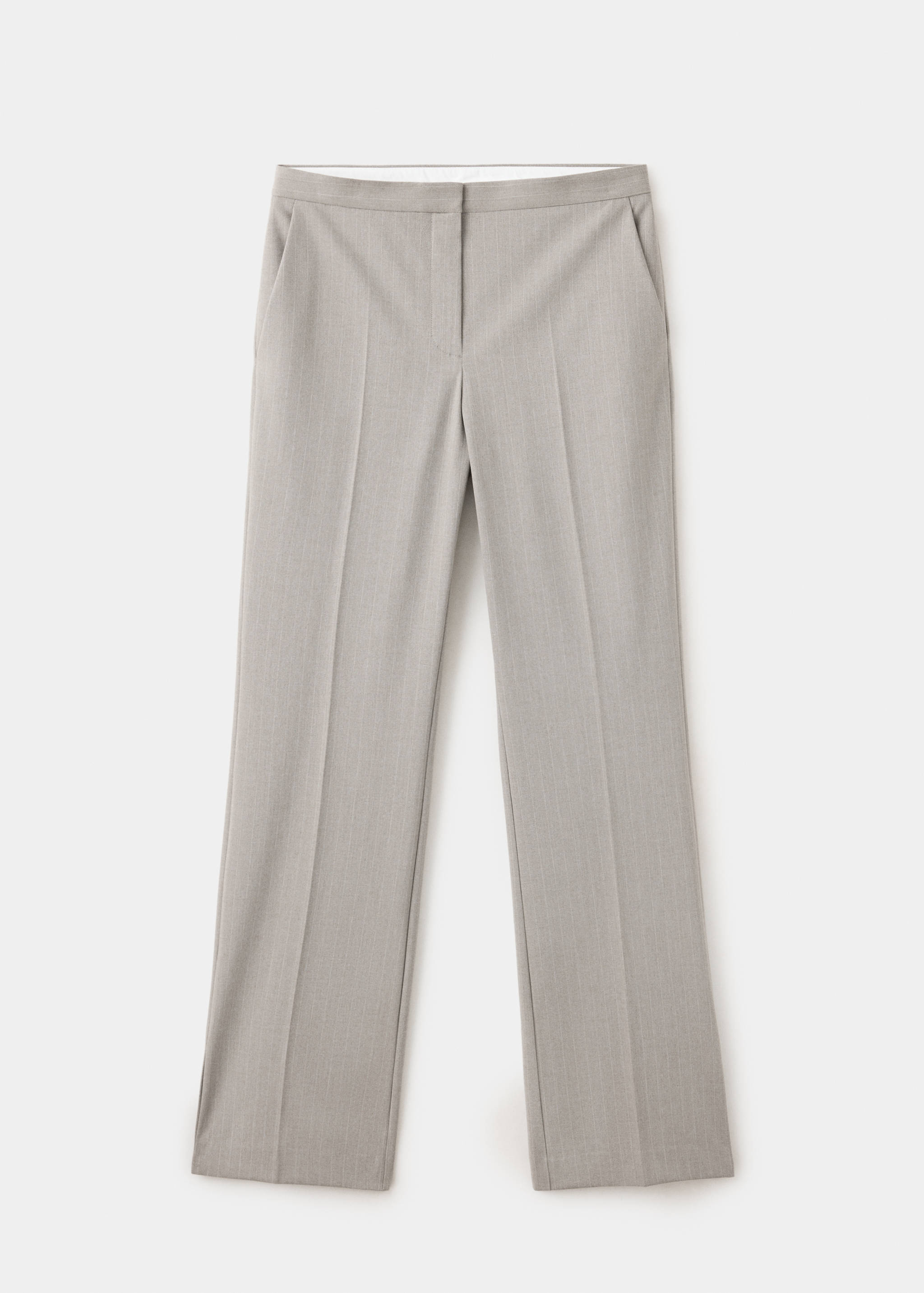 Pantalones grises de corte recto con raya marcada y bolsillos laterales.