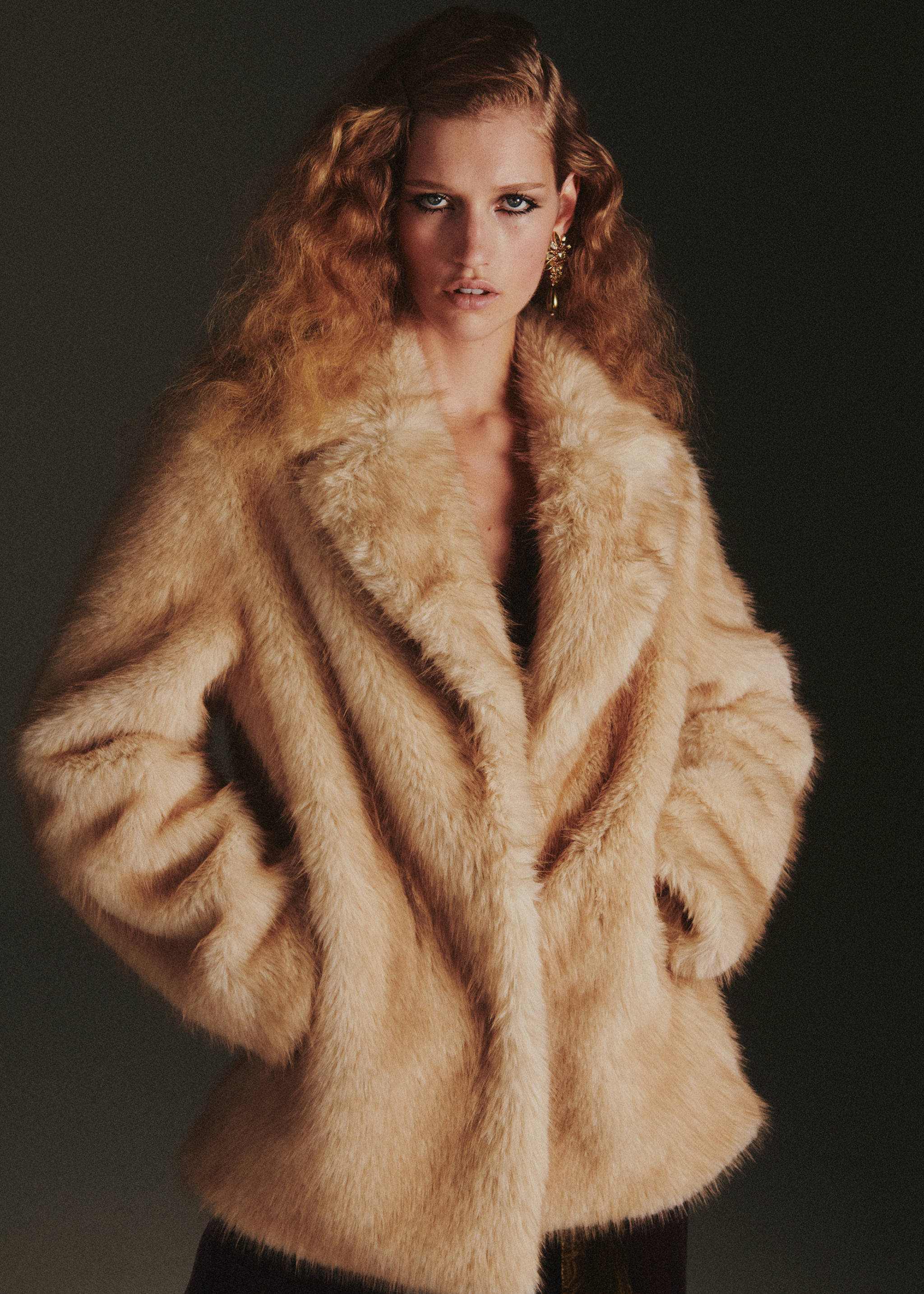 Abrigo beige de efecto pelo con cuello de solapa ancho y diseño relaxed fit.