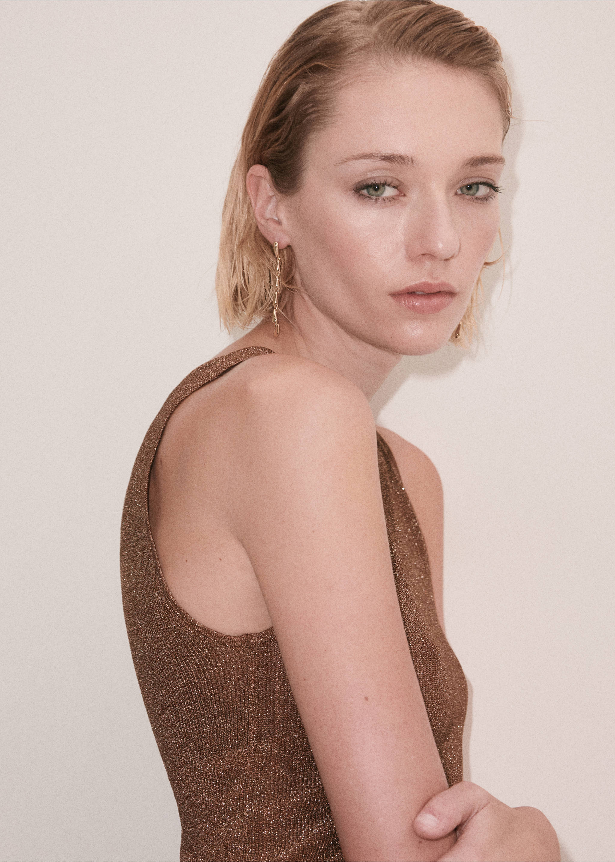 Metallic bronze sleeveless ribbed top in a close-up model view., Gold. Ref: 37069126-00.